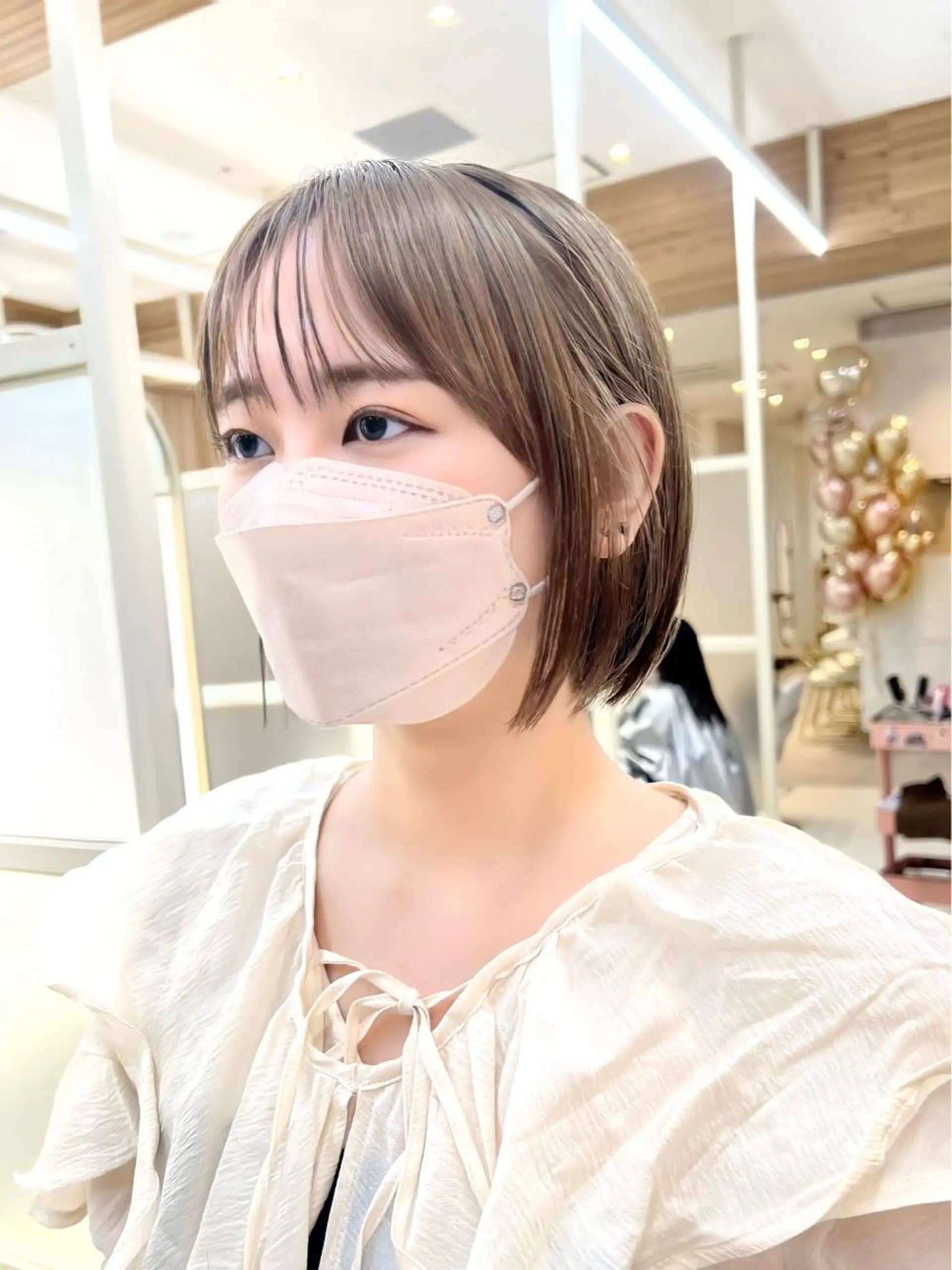 ショート カラー 切りっぱなしボブ 前下がりボブ ベージュカラー ブリーチ グレージュ カット ヘアカラー トリートメント レイヤー専門家 ダブルカラー修のヘアスタイル