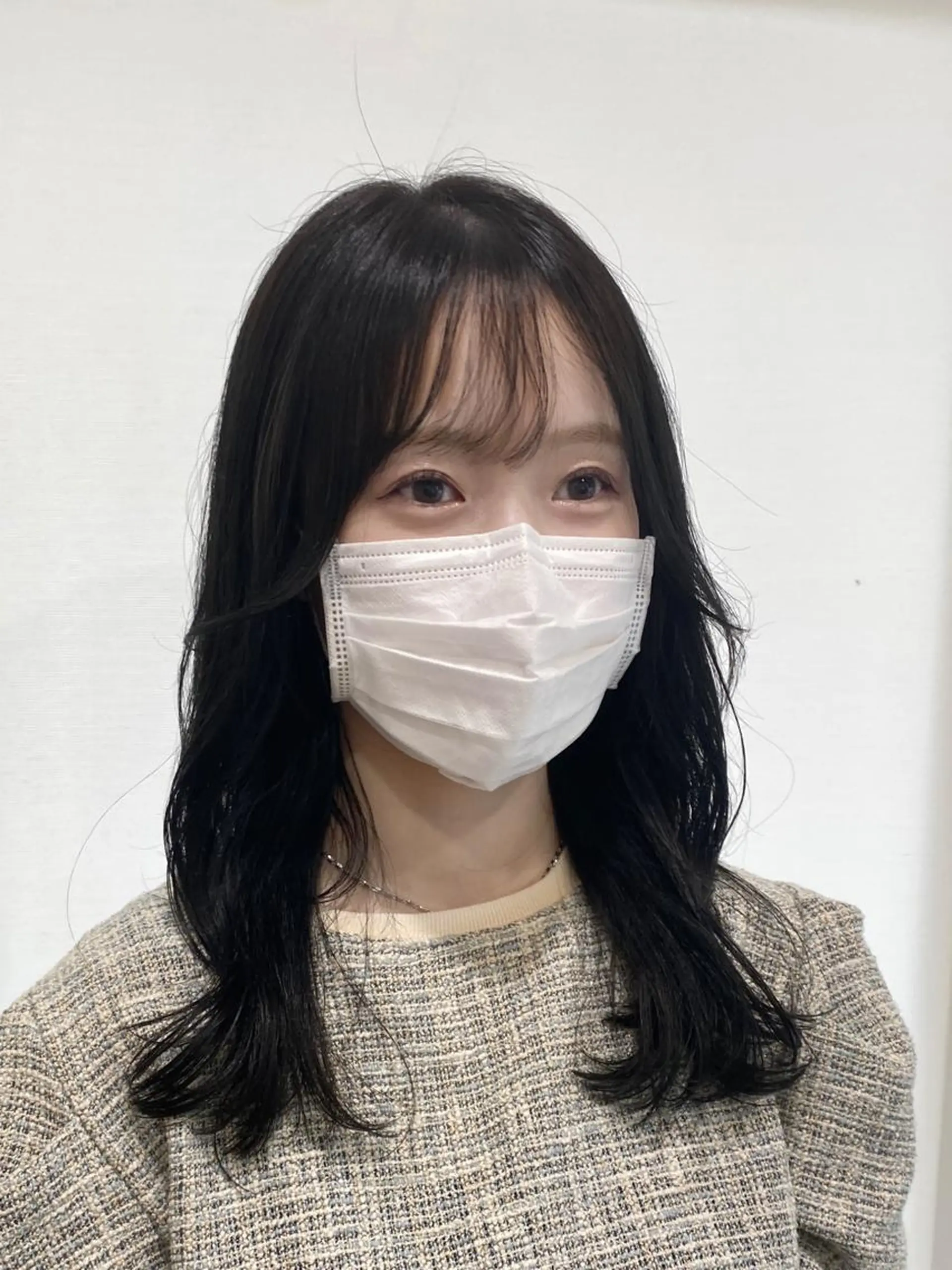 ミディアム カラー 黒髪 ブルーカラー ブルーブラック くびれヘア 韓国風ヘア カット ヘアカラー RIKA韓国ヘア/く びれヘア/上品カラーのヘアスタイル