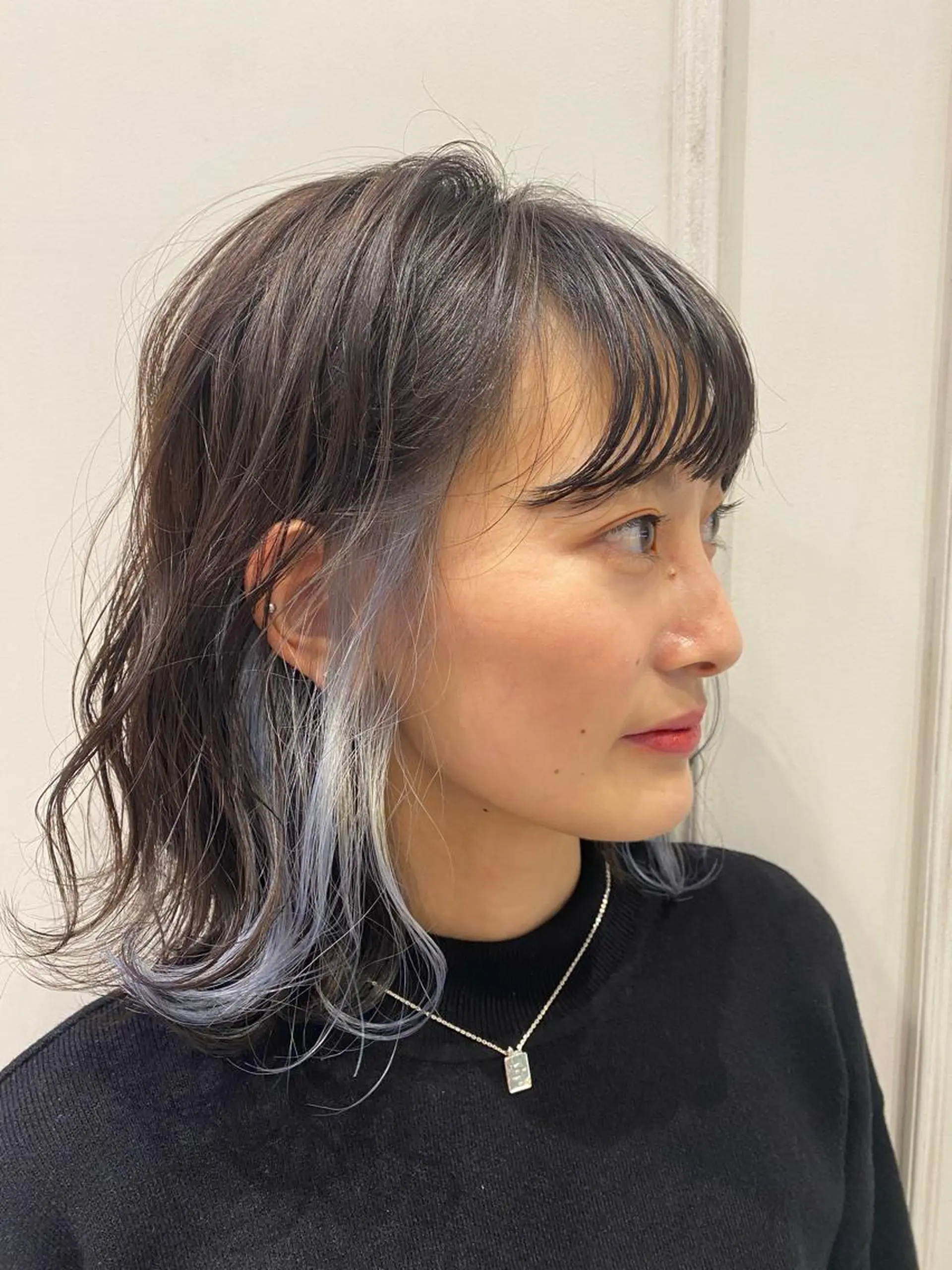 ミディアム カラー イヤリングカラー グレージュ ハイトーンカラー オタク特化美容師💟 チバコナツのヘアスタイル