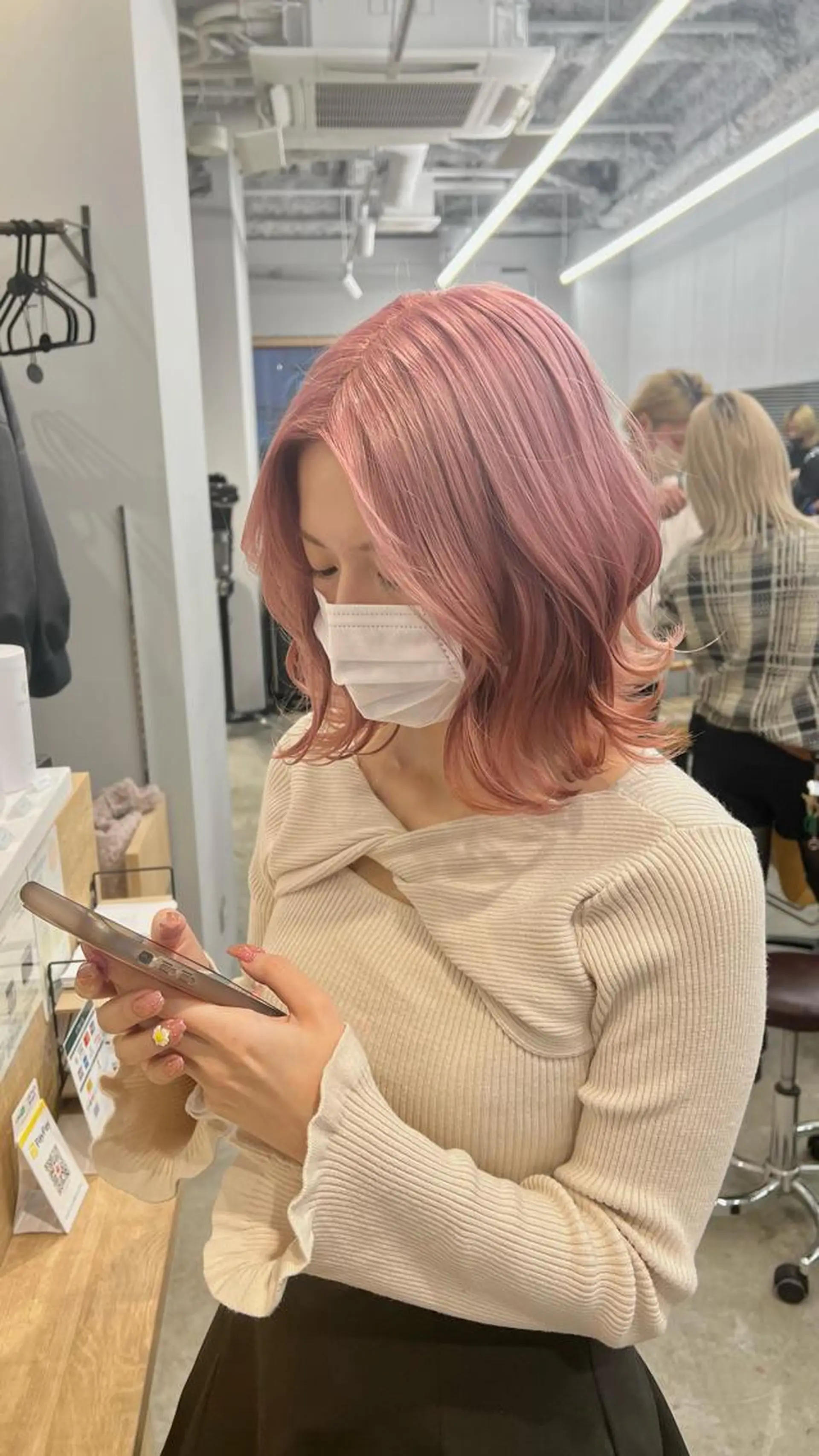 ミディアム SALOWIN柏Suite所属・ブリーチ毛の縮毛矯正 ハイトーン/岡本智樹のヘアスタイル