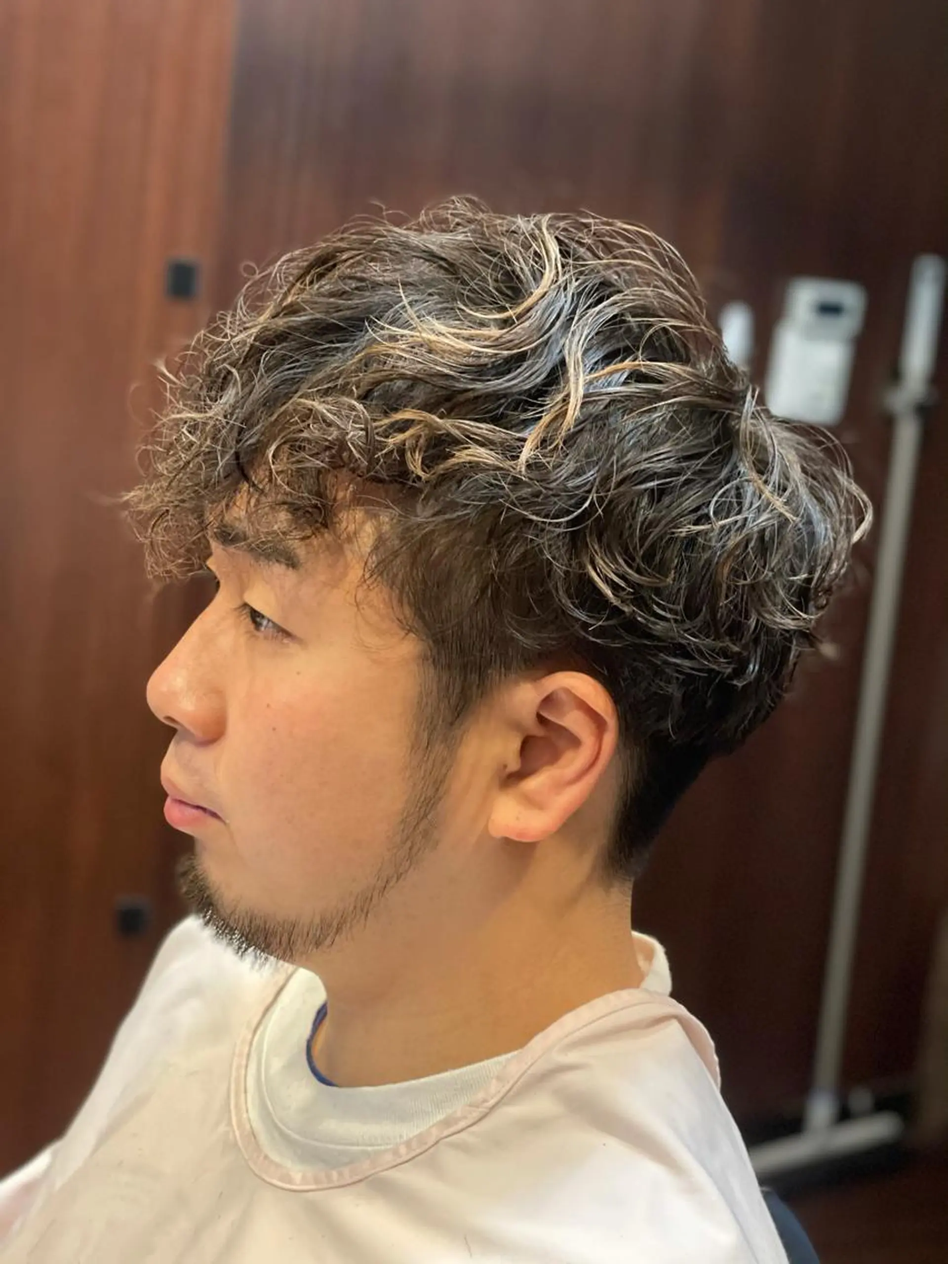 ミディアム パーマ メンズ ミディアムパーマ メンズパーマ スパイラルパーマ 岩間 佳祐のヘアスタイル