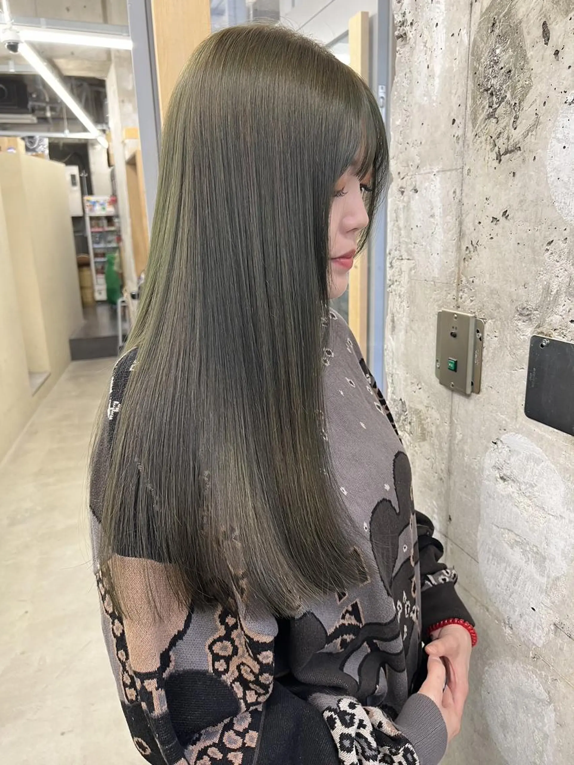 セミロング カラー パーマ ヘアアレンジ アディクシーカラー ベージュカラー ブリーチ ケアカラー 透明感カラー カット ヘアカラー トリートメント ヘアケア特化型サロン newi 梅田のヘアスタイル