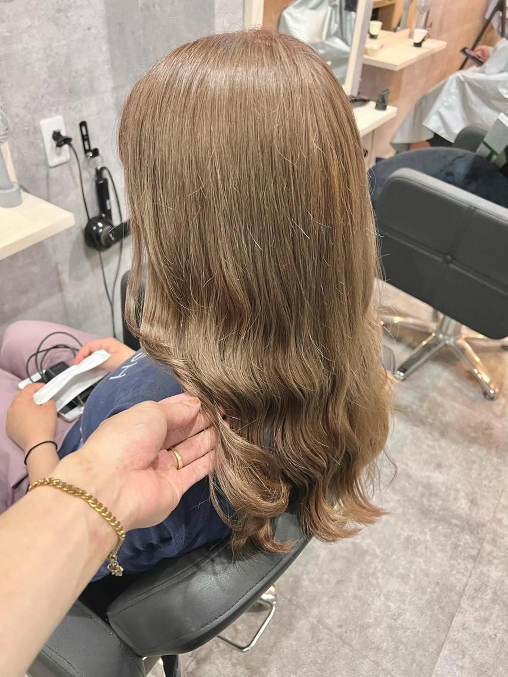 ロング カラー ベージュカラー ミルクティーベージュ ヘアカラー トリートメント 🌿海山龍馬🌿前髪 /顔まわり/レイヤーのヘアスタイル