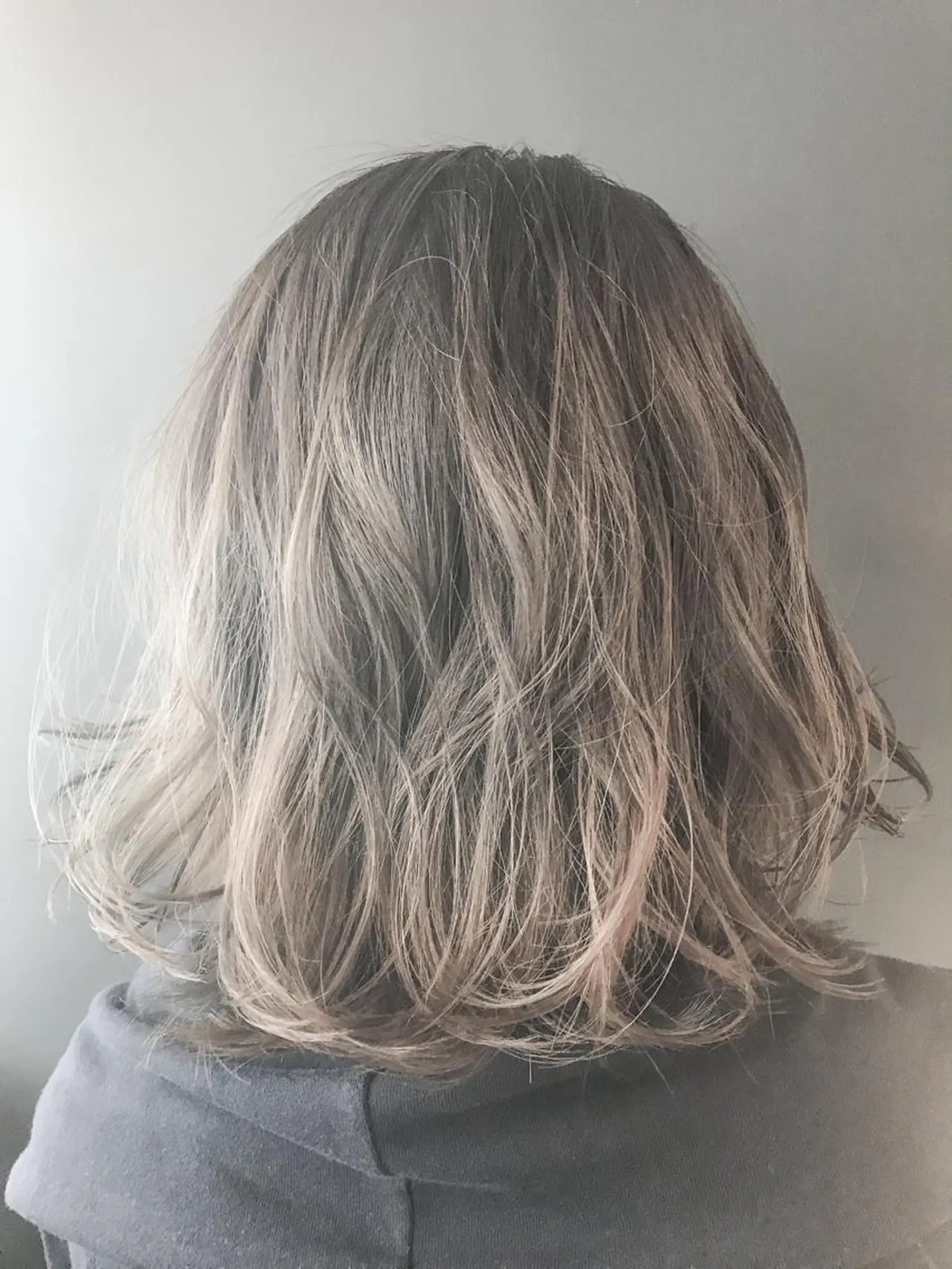 ショート カラー アディクシーカラー ベージュカラー ブリーチ ヘアカラー BOX mico.のヘアスタイル