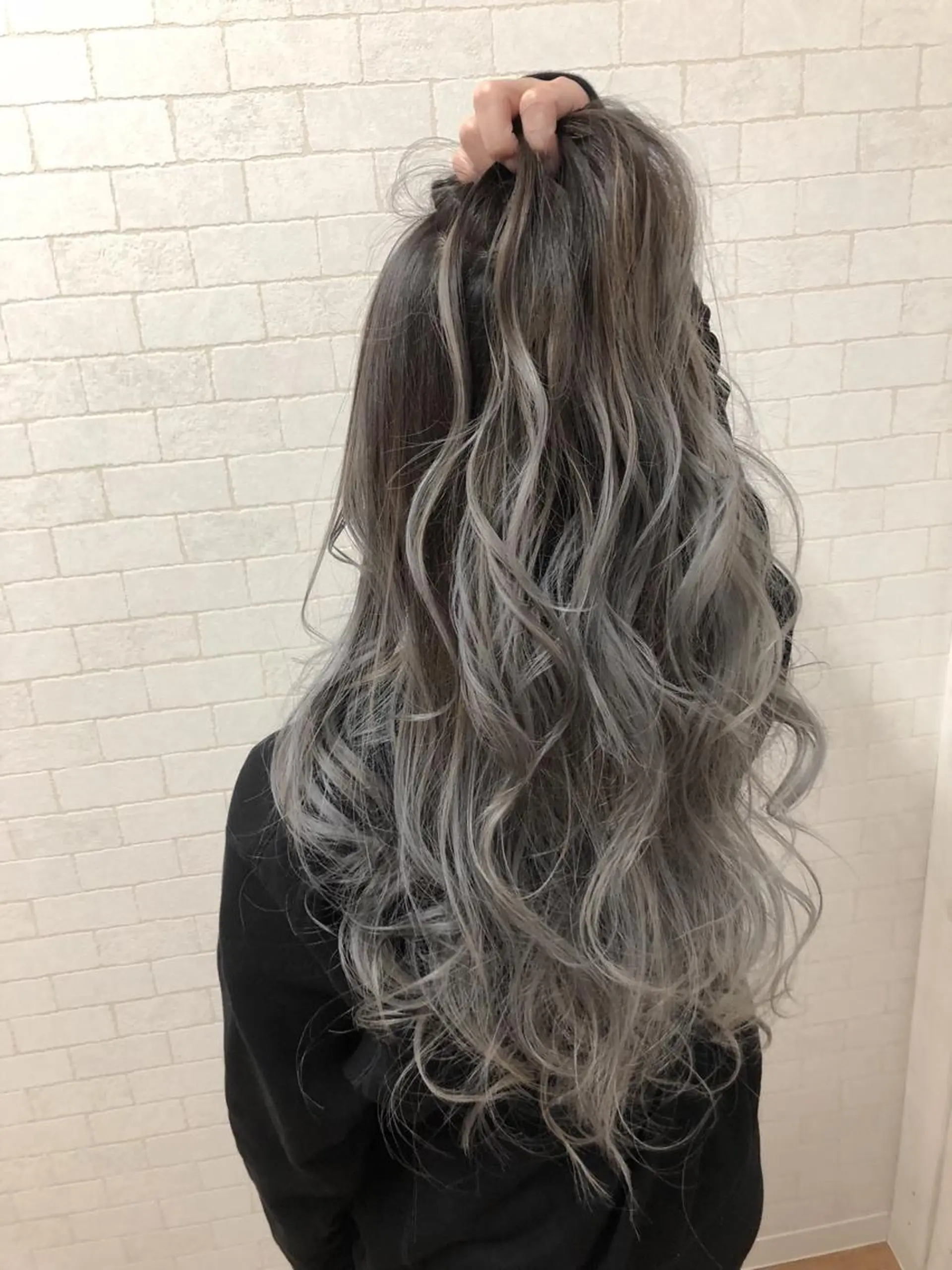 ロング カラー グラデーションカラー シルバー 房川 尚人のヘアスタイル