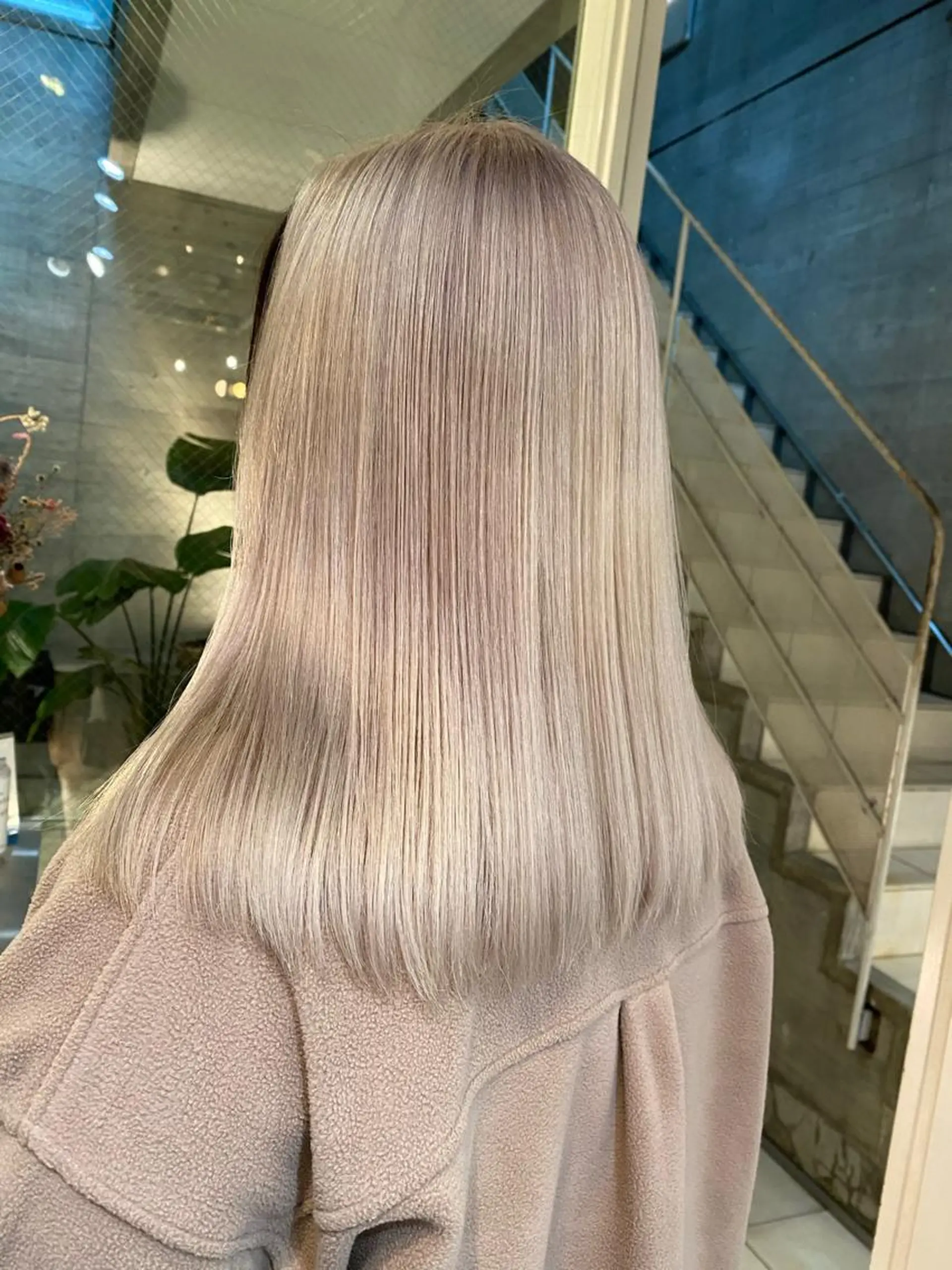 セミロング 白髪ぼかし×デザイン 🕊️🫧ホウジョウのヘアスタイル