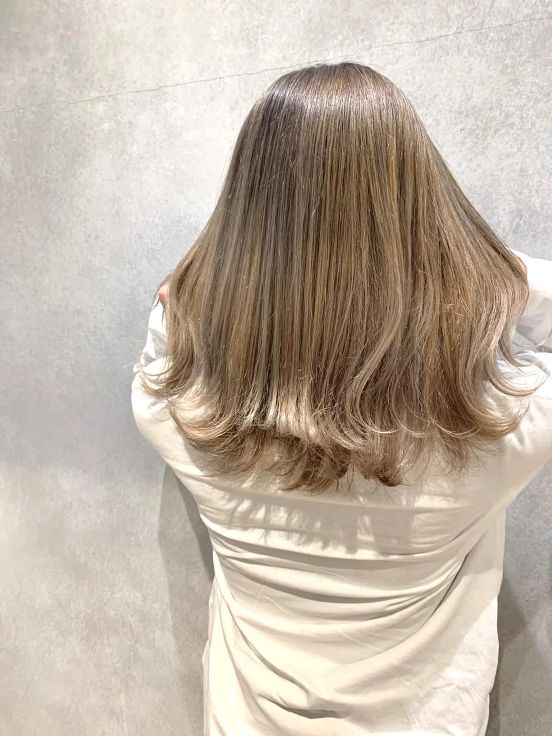 セミロング カラー アッシュ ベージュカラー グレージュ オーナースタイリスト 宗正淳志のヘアスタイル