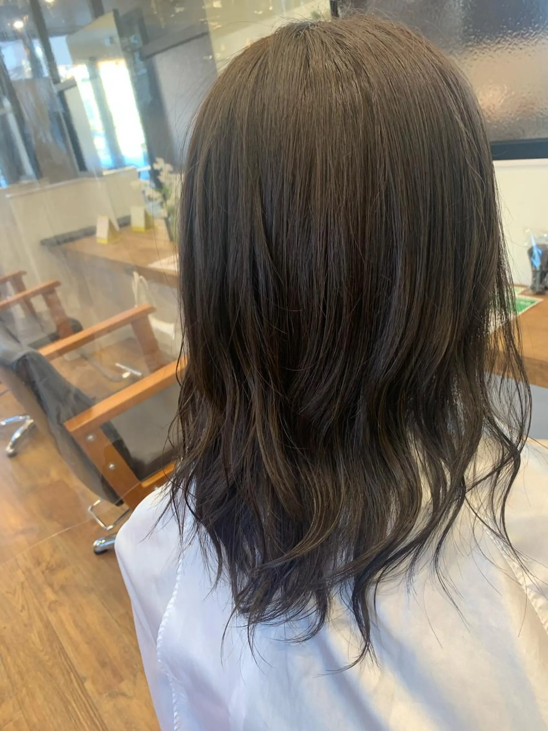 セミロング カラー アッシュ 透明感カラー ヘアカラー 吉川 茉由子のマツエク・マツパデザイン