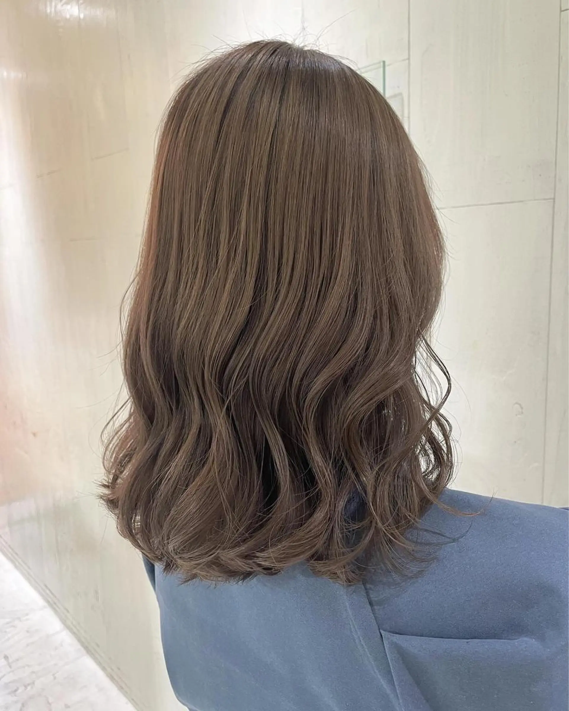 ミディアム カラー アッシュ ベージュカラー 透明感カラー 外国人風カラー レイヤーカット カット ヘアカラー トリートメント 河合秀明/ショート /ボブ/レイヤーのヘアスタイル