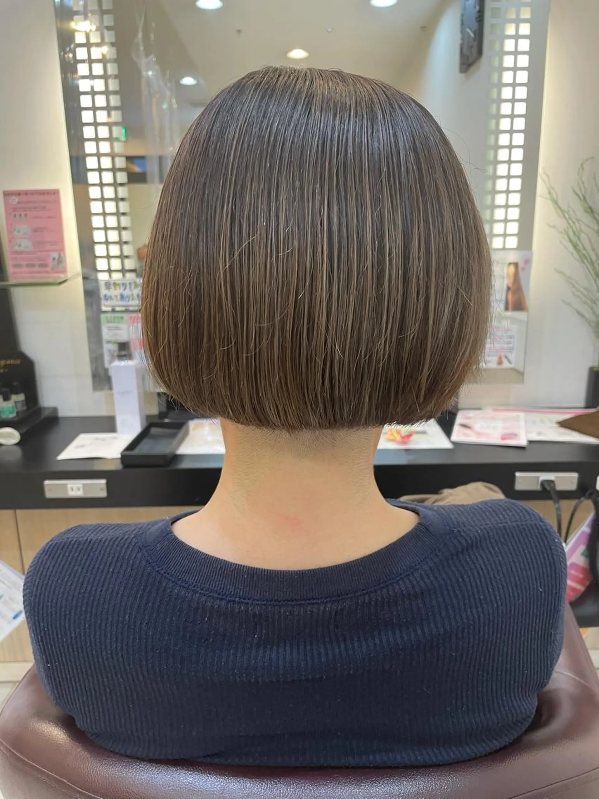 ショート 内田温子大人女性 ハイライト、ボブのヘアスタイル