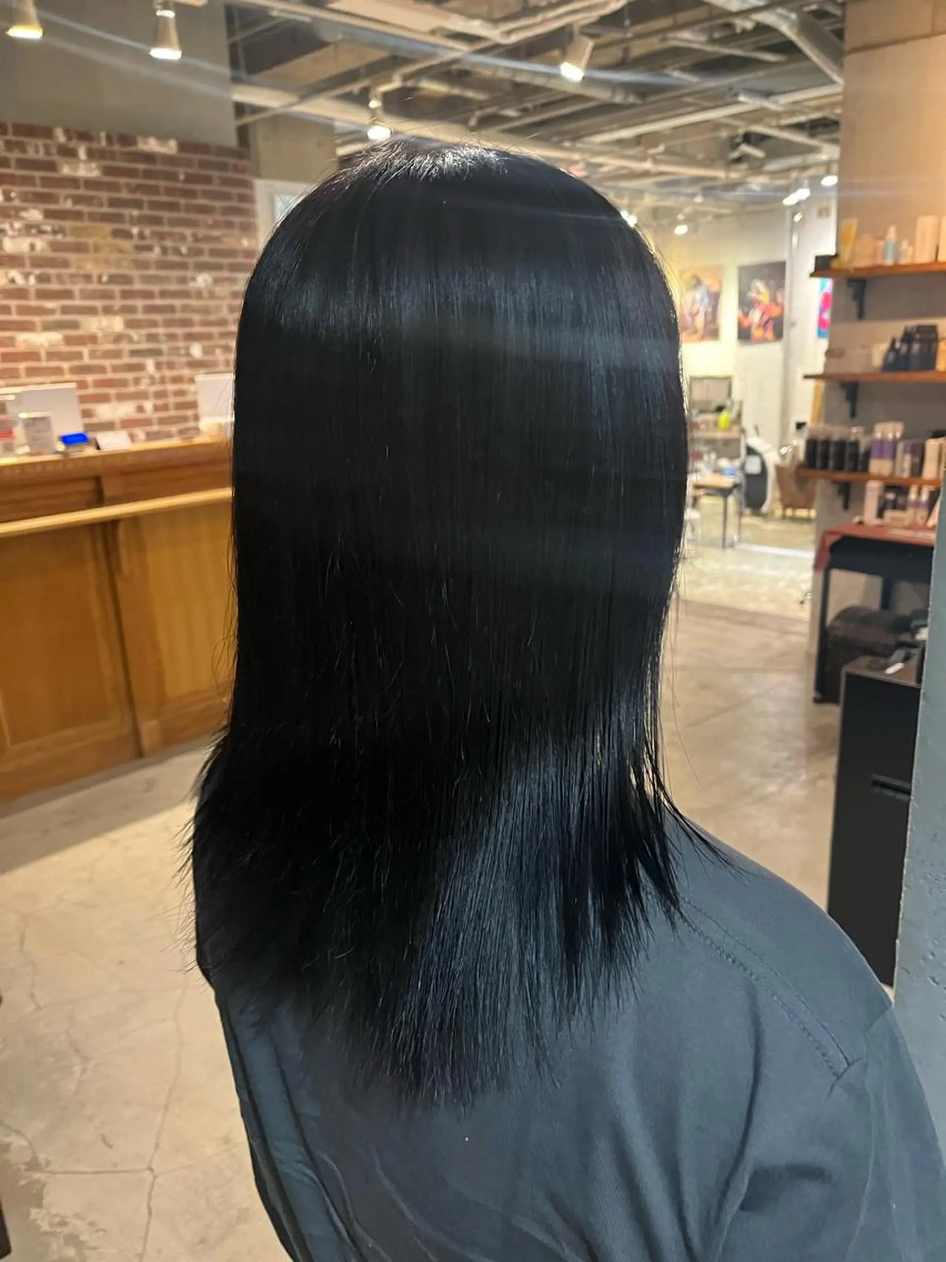 ミディアム カラー 黒髪 ブルーカラー ブルーブラック 泉澤 風花のヘアスタイル