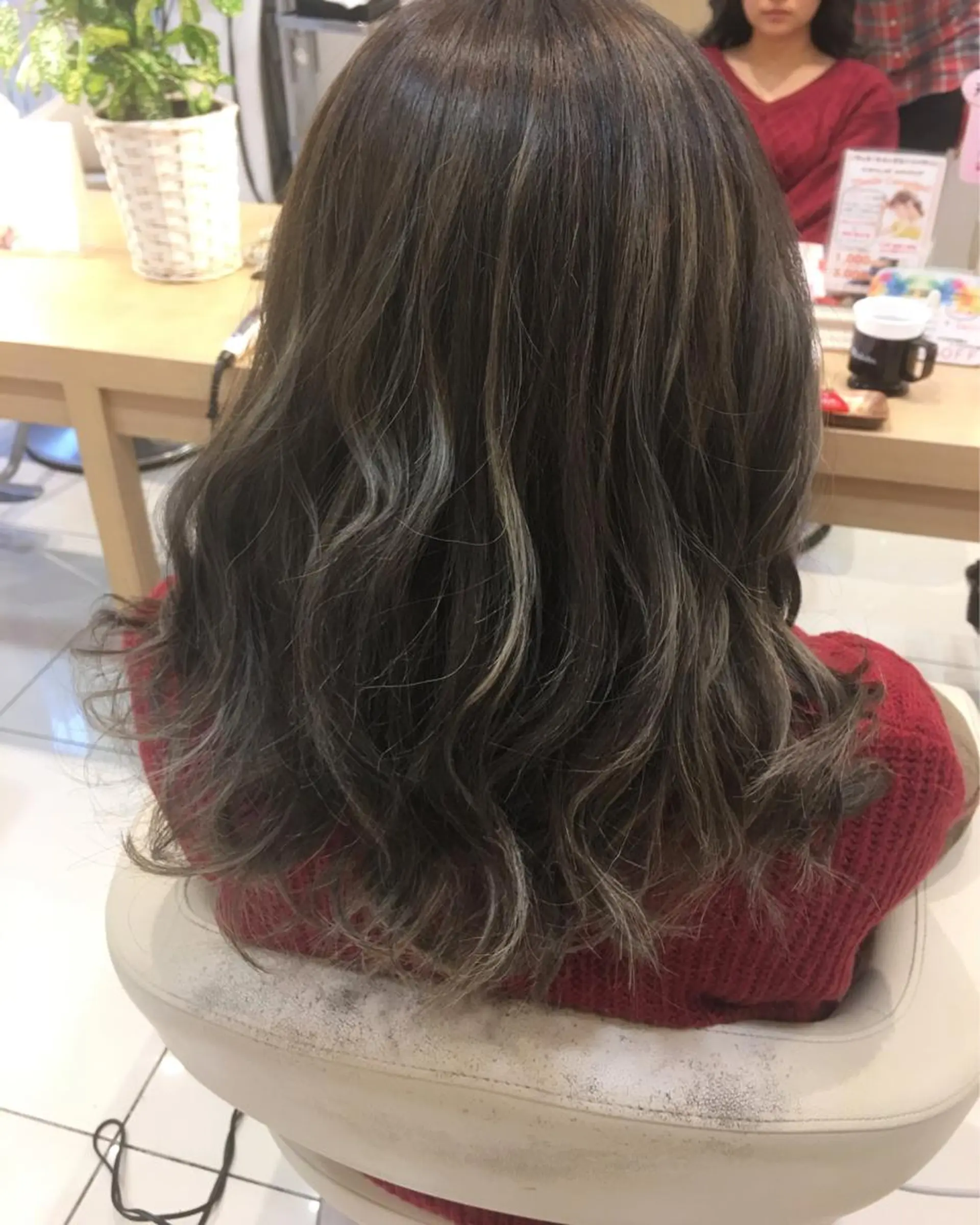 セミロング カラー ハイライトカラー ハイライト 小田原NO1 美容師 飯田飛翔のヘアスタイル