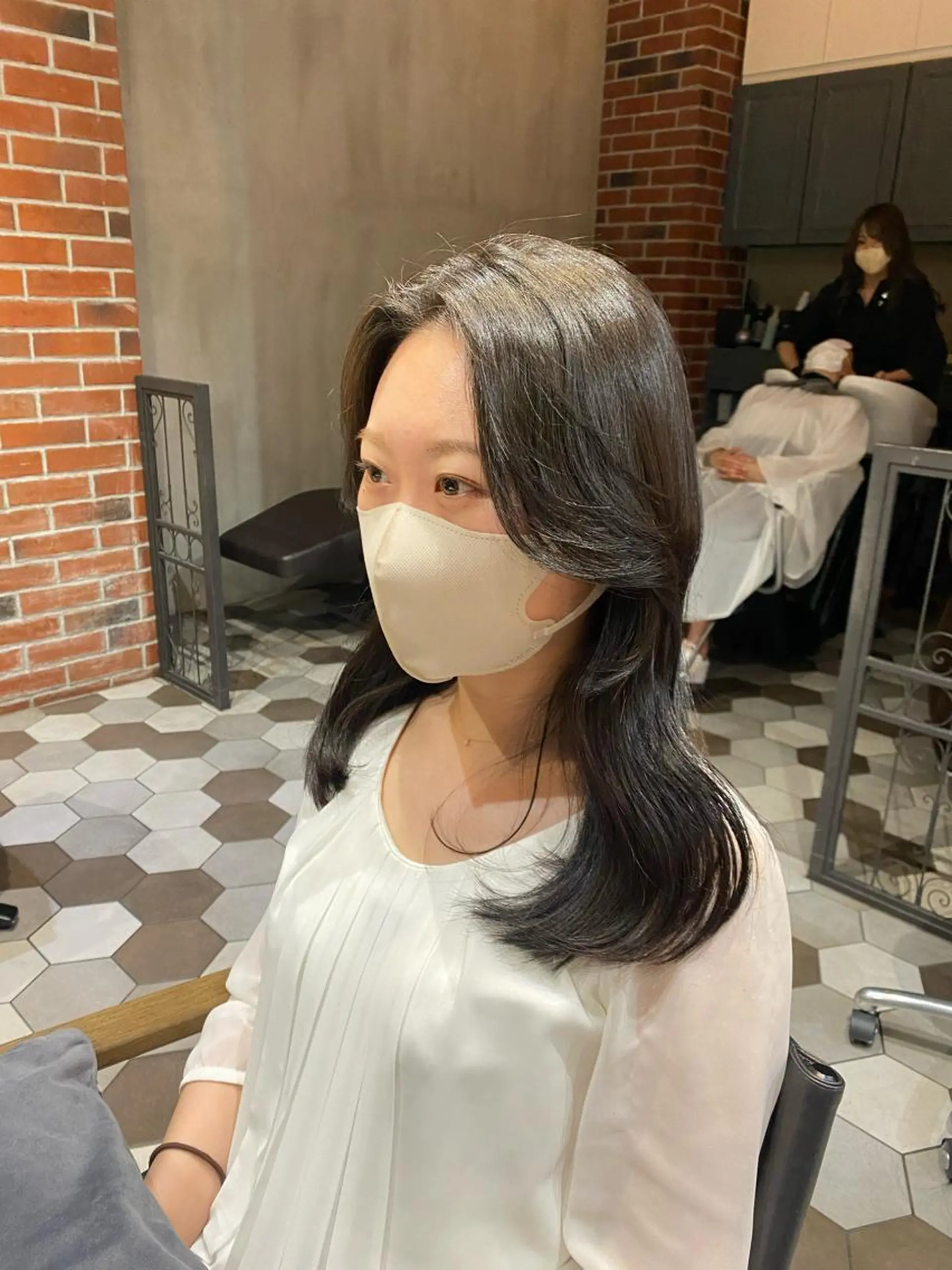 セミロング 髪質改善韓国レイヤー SHIORI🦋のヘアスタイル