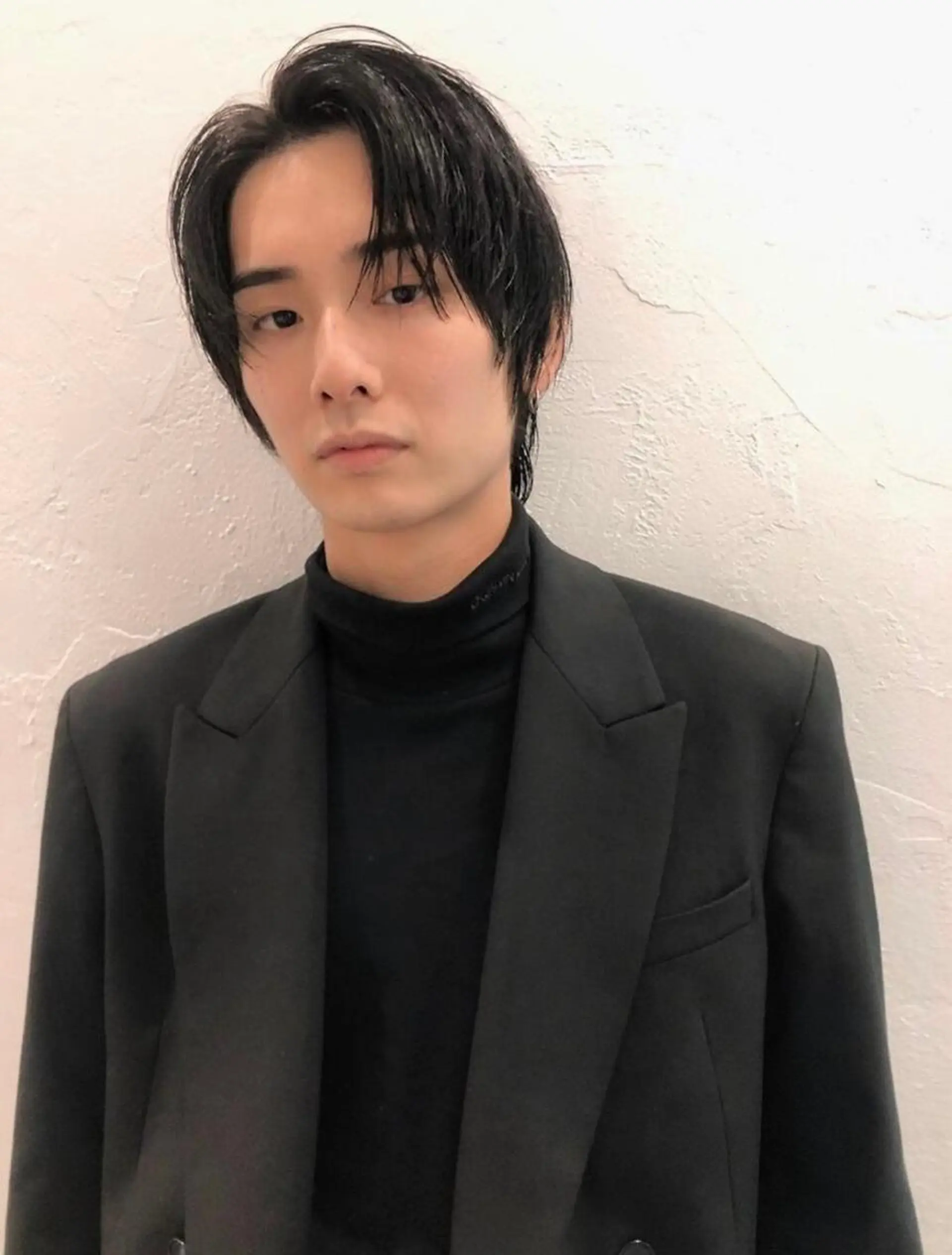 ショート カラー パーマ メンズ メンズバレイヤージュ メンズブリーチ センターパート フェードカット メンズハイライト スパイラルパーマ 🌐hina⭐️のヘアスタイル