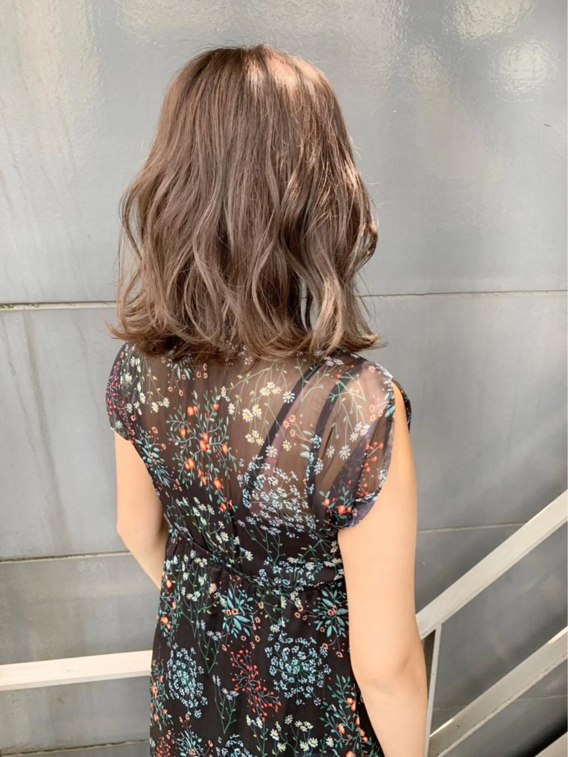 ミディアム カラー グレージュ ヘアカラー 女性リピ90%🍨 🩷佐藤みずきのヘアスタイル