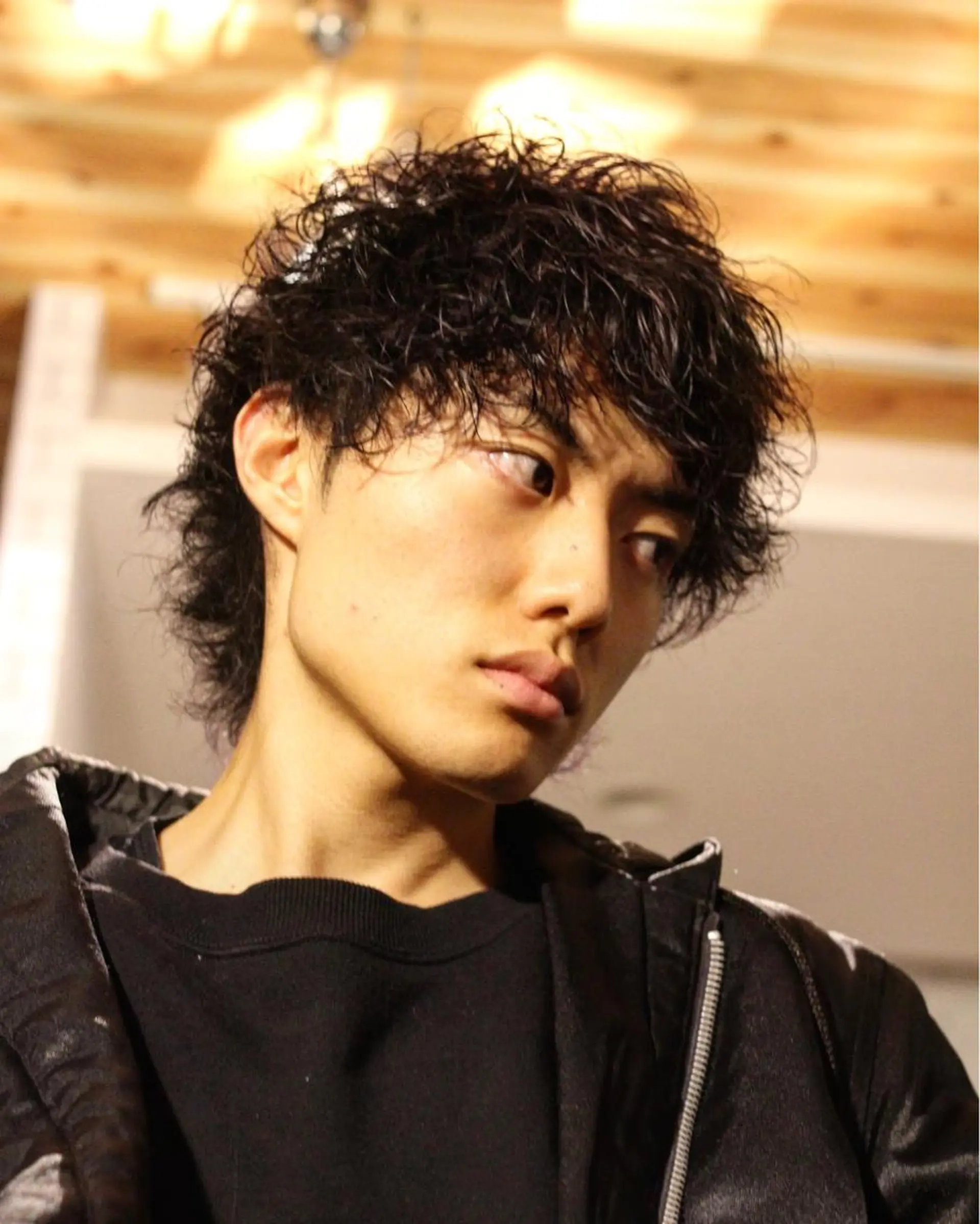 ミディアム カラー パーマ メンズ ミディアムパーマ メンズパーマ 石鳶 勝のヘアスタイル