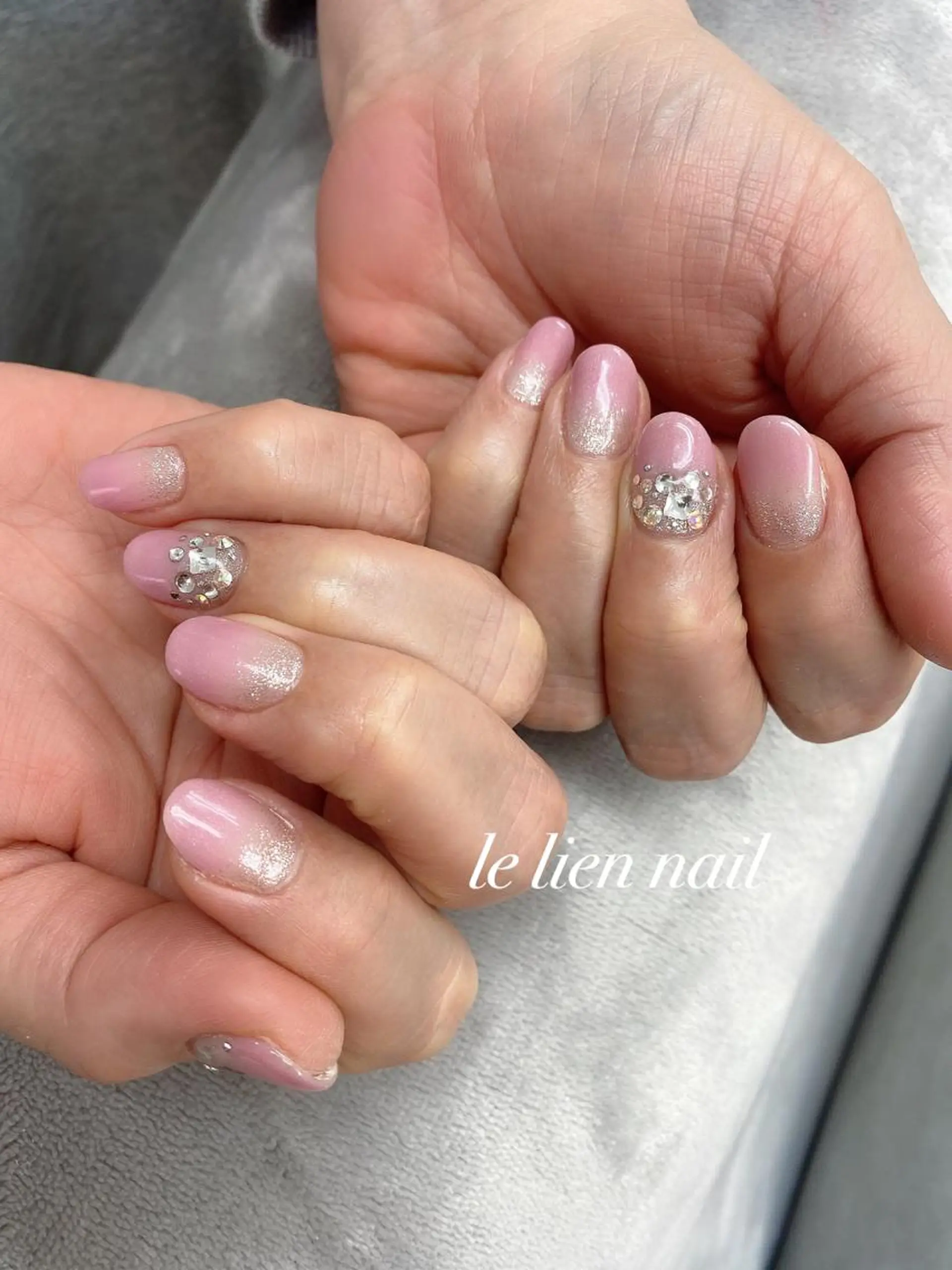 ネイル グラデーション キラキラネイル ラメ(グリッター) シルバー ストーンネイル le lien nailのネイルデザイン