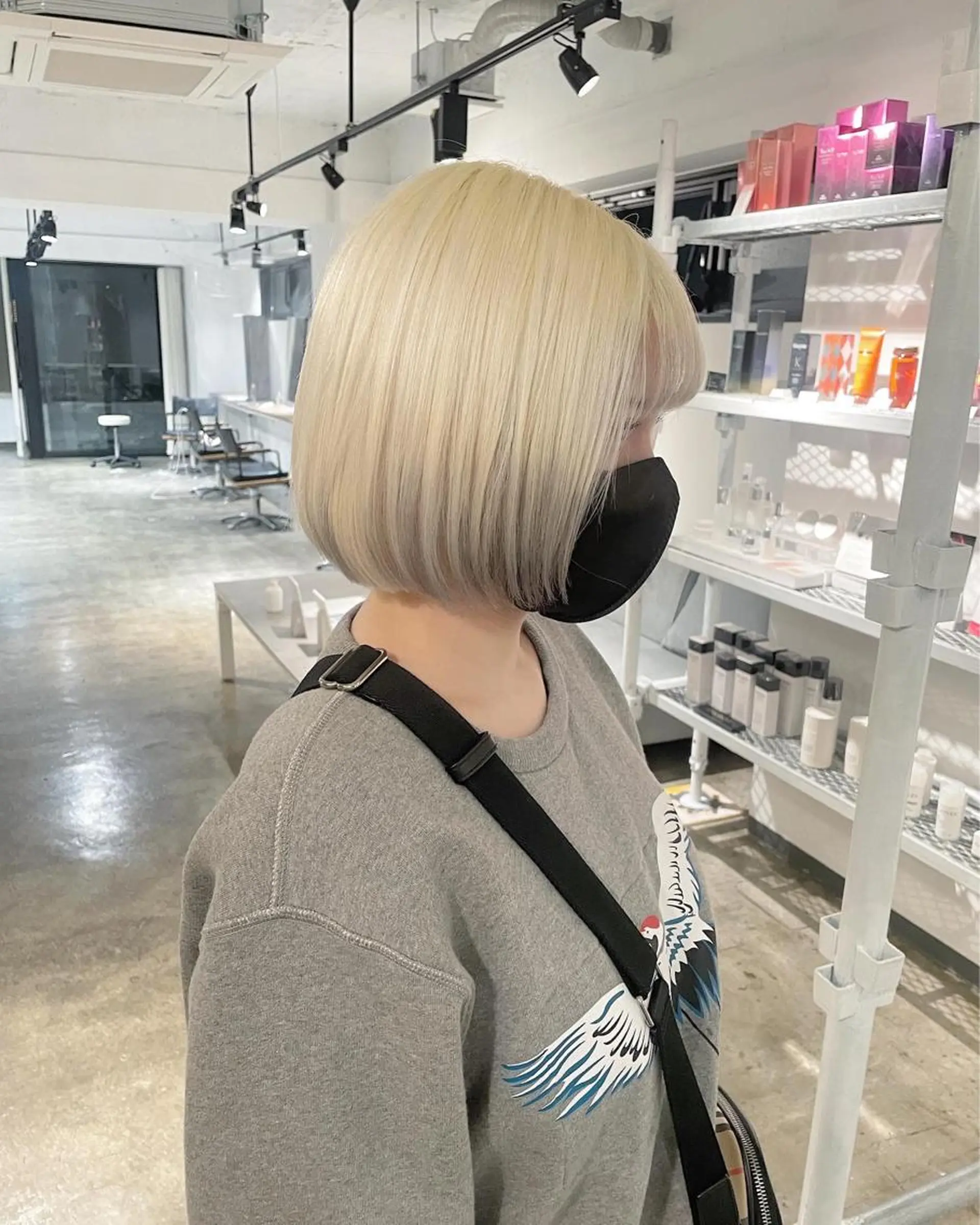 ミディアム カラー シルバー ホワイトシルバー ヘアカラー トリートメント ハイトーン/レイヤー /ケアブリーチ石川治のヘアスタイル