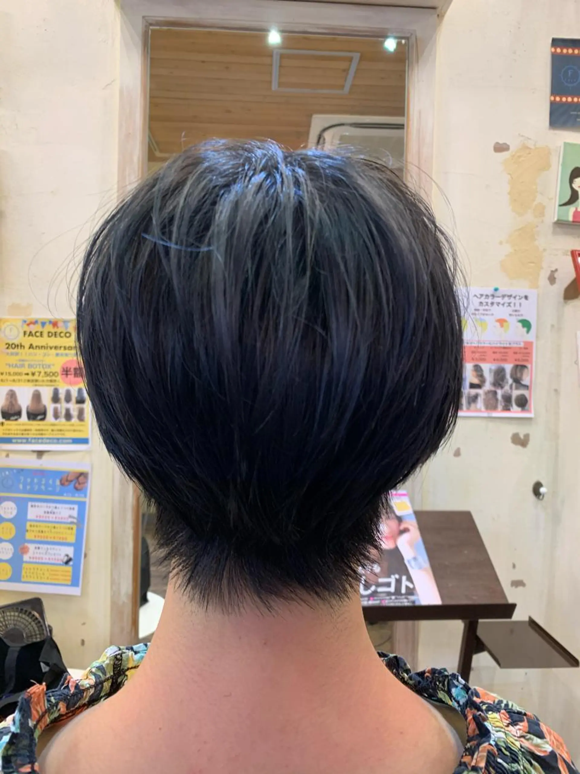 ショート カラー 黒髪 ブリーチ ブロンド ブルーカラー ブルーブラック 河端 春綺のヘアスタイル