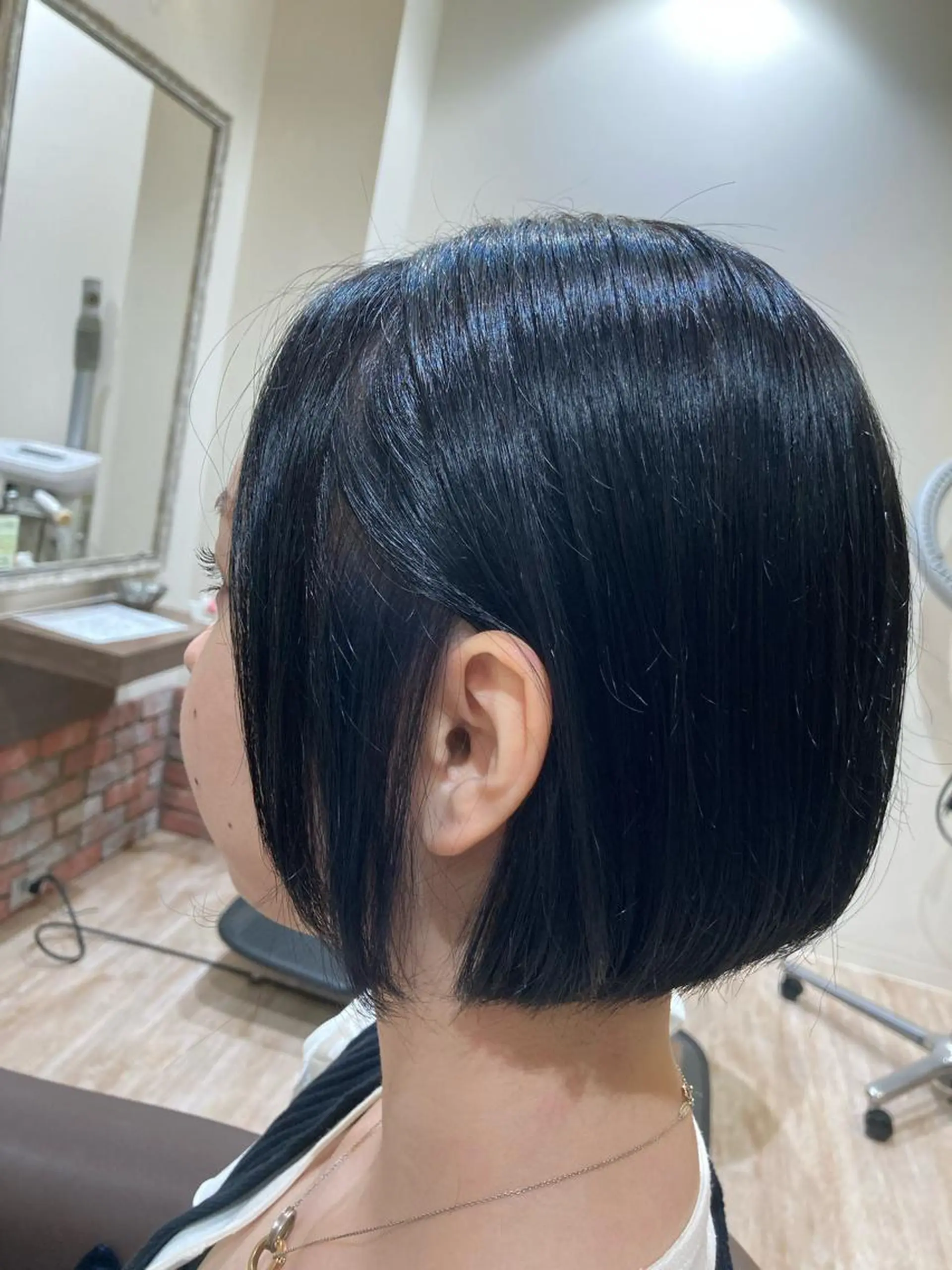 ショート カラー イヤリングカラー ネイビーカラー ボブ 佐藤 睦月のヘアスタイル