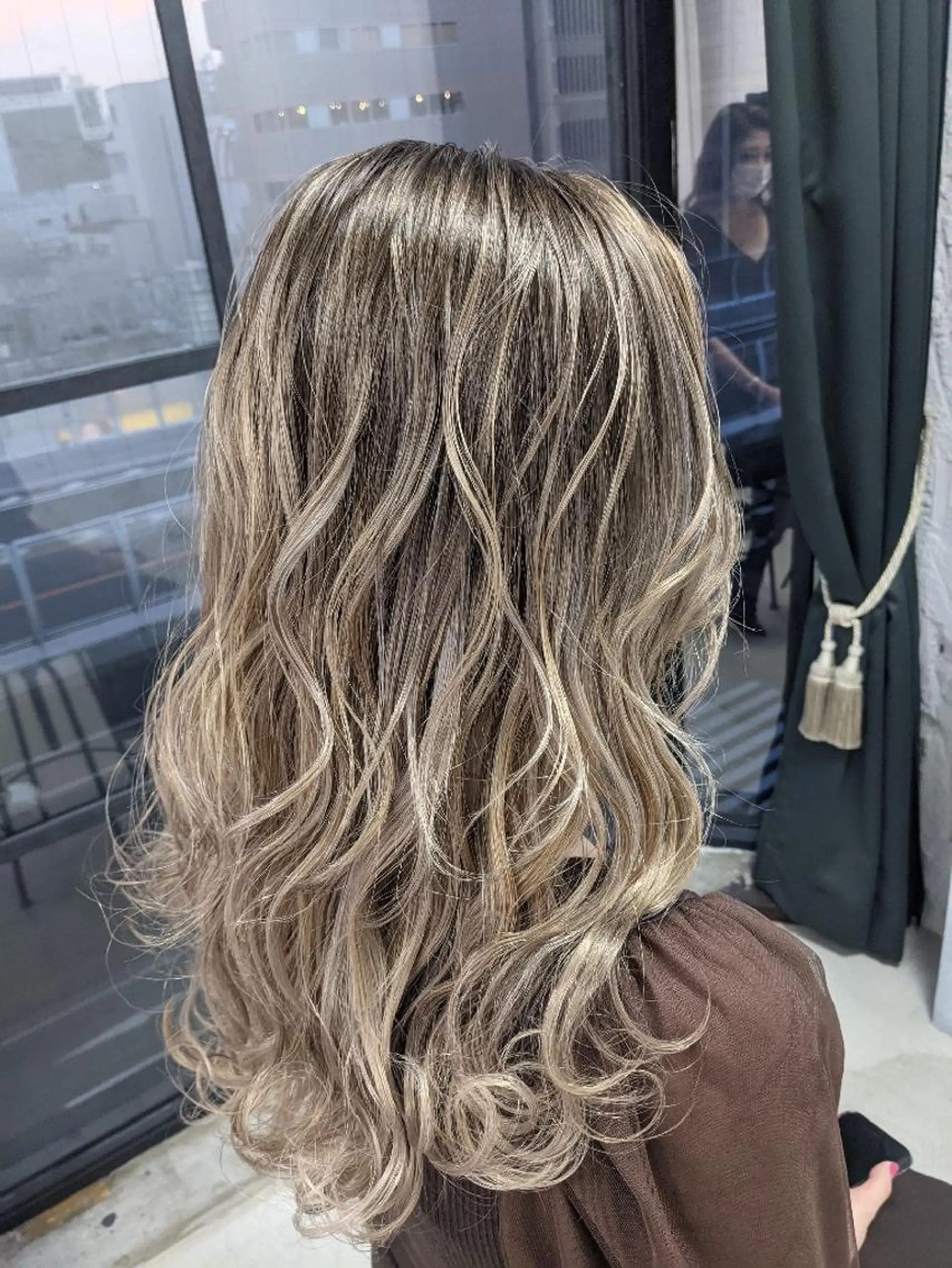 ロング カラー ヘアアレンジ バレイヤージュ レイヤーカット nameless髪質 改善ブリーチ心斎橋のヘアスタイル