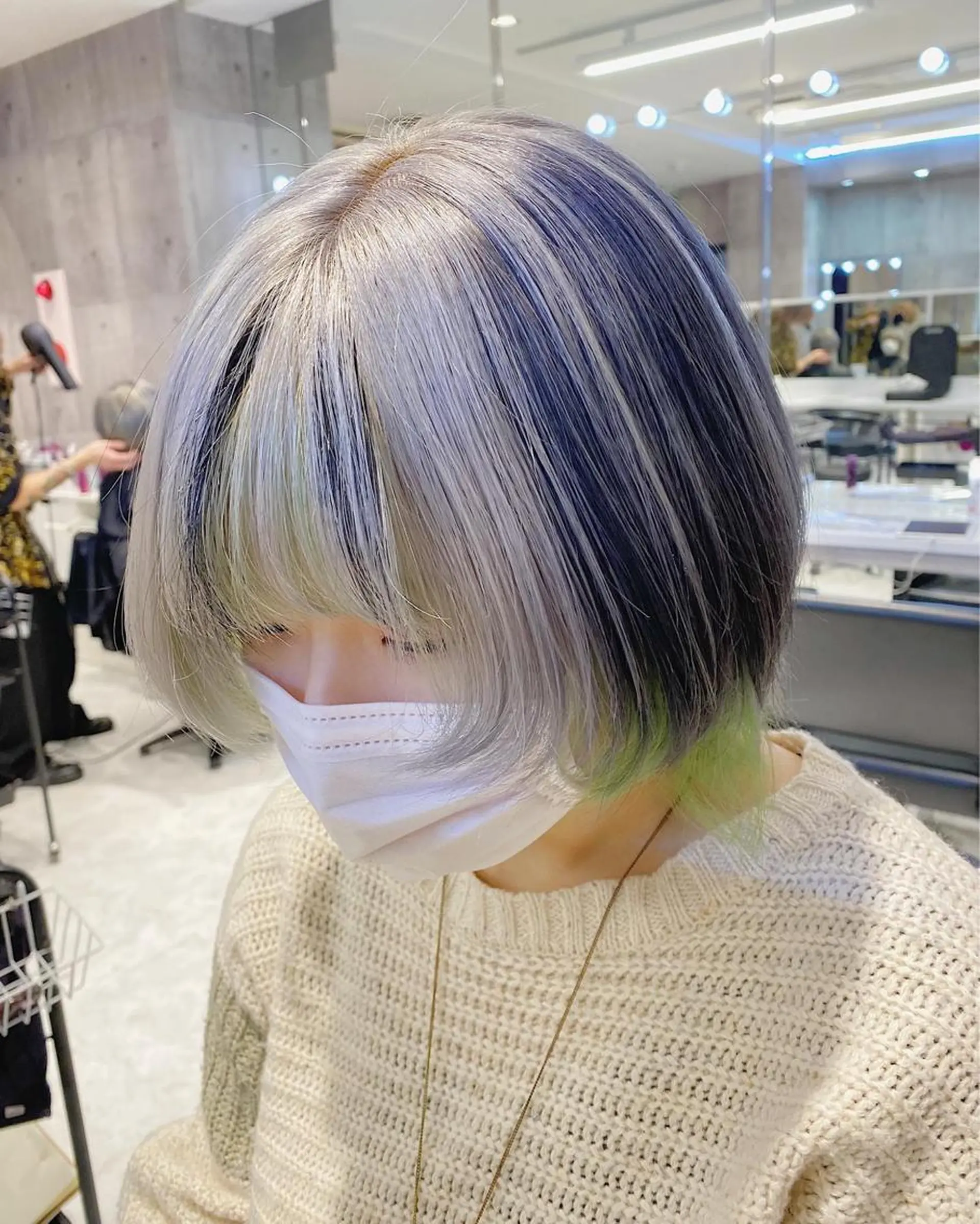 ミディアム カラー メンズ メンズハイライト メンズインナーカラー アッシュ アッシュグレー アッシュグレージュ JuNブリーチに 縮毛矯正するプロのヘアスタイル