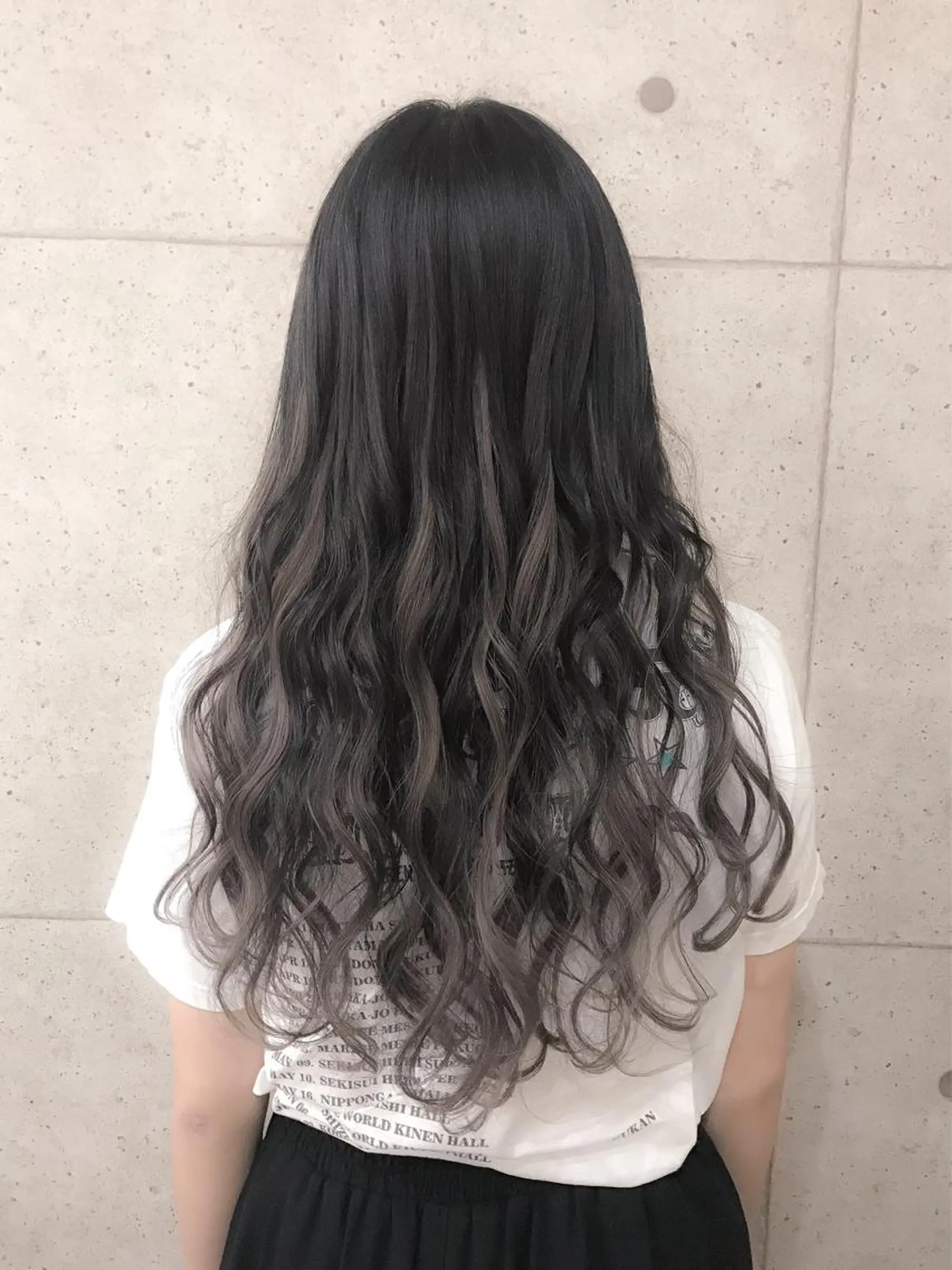 ロング カラー アディクシーカラー ブリーチ 透明感カラー グラデーションカラー グレージュ .. meiのヘアスタイル