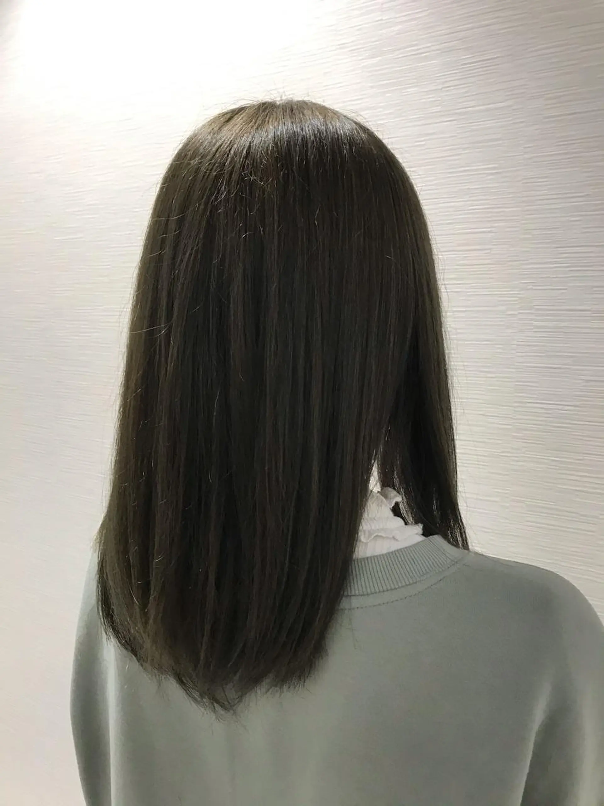 セミロング カラー ベージュカラー ブリーチ オリーブベージュ 【東北メンズヘア1 位受賞🥇】本間祐太のヘアスタイル