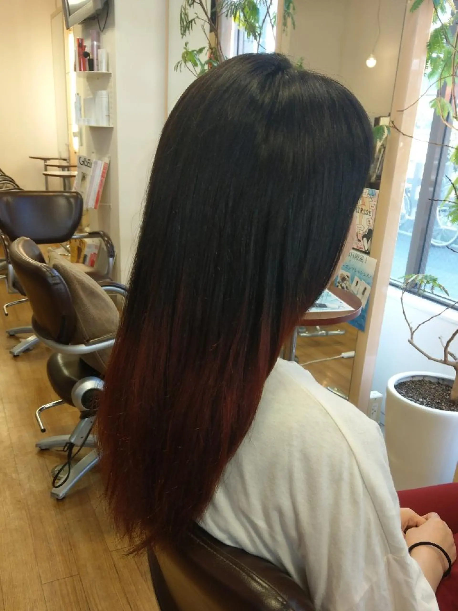 カラー ロング グラデーションカラー レッドカラー Uketoru 横田健のヘアスタイル