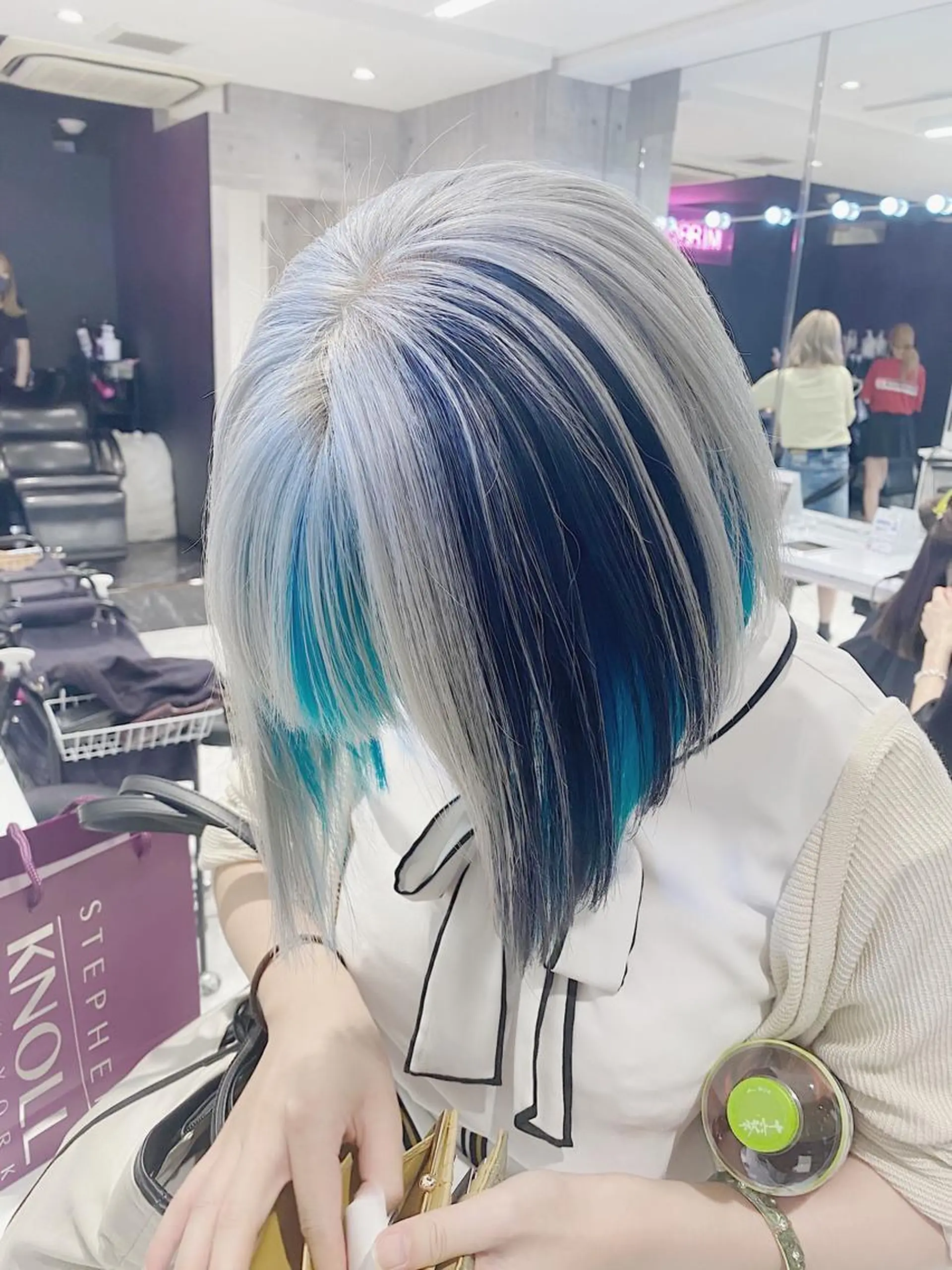 ショート カラー メンズ メンズハイライト メンズインナーカラー アッシュ アッシュグレー アッシュグレージュ カット ヘアカラー JuNブリーチに 縮毛矯正するプロのヘアスタイル