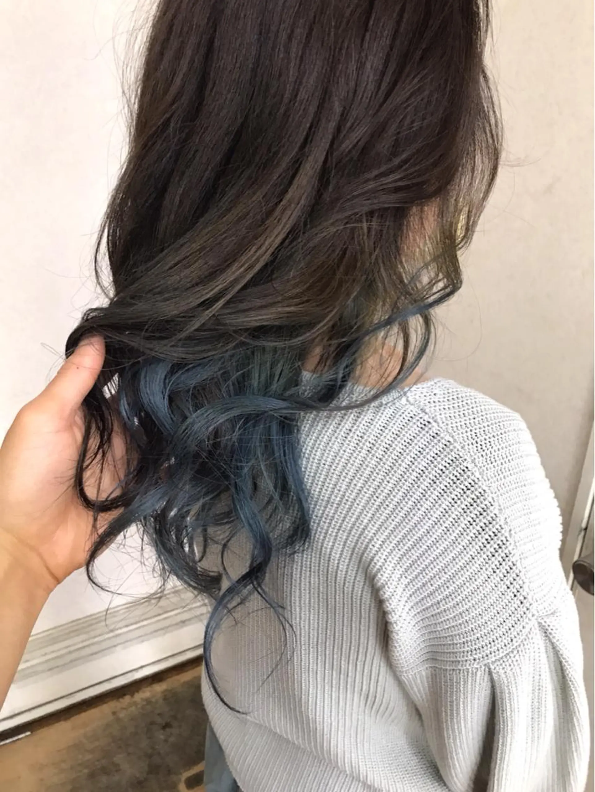 ロング カラー ヘアアレンジ アッシュ アッシュグレー アッシュグレージュ ブルーカラー グレージュ ヘアカラー トリートメント 三輪 太一のヘアスタイル