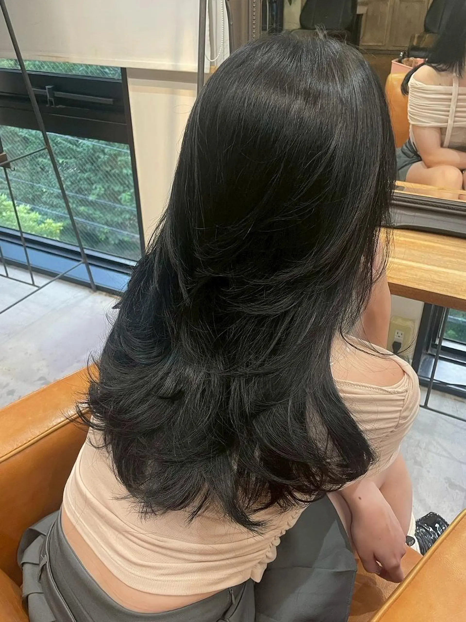 ロング カラー ショートボブ バレイヤージュ ベージュカラー 黒髪 ブリーチ カット ヘアカラー ili 梅田のヘアスタイル