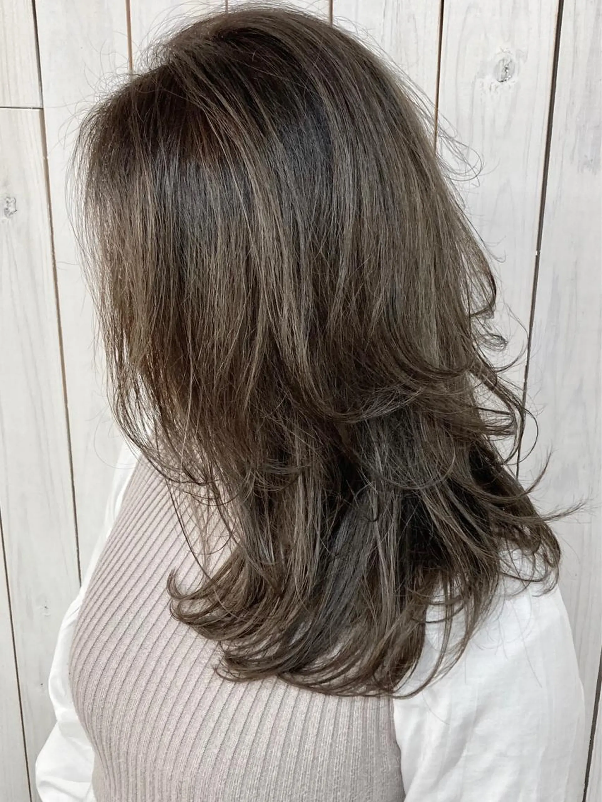 ミディアム カラー パーマ レイヤーカット Rowel ローウェルのヘアスタイル