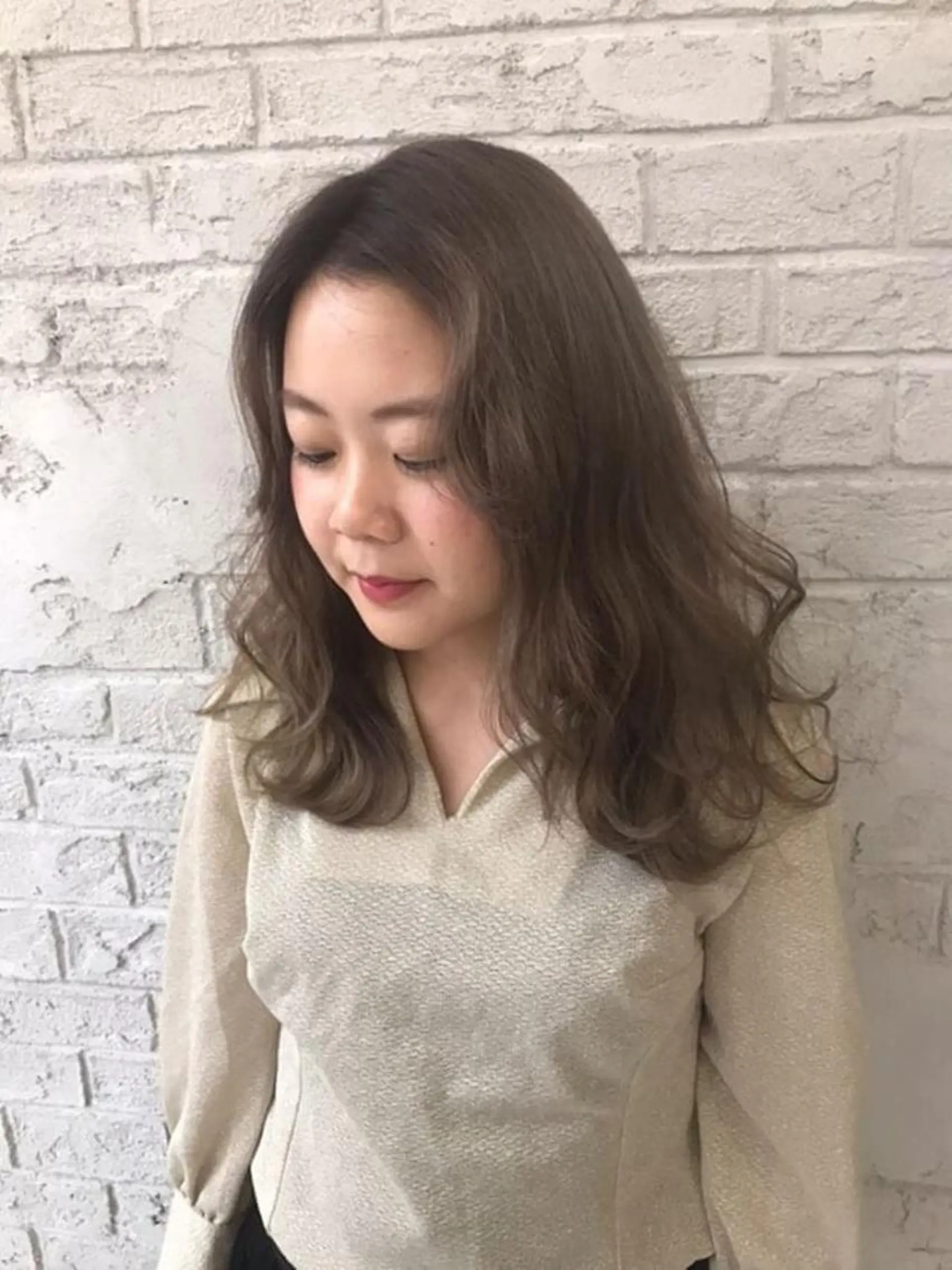 ロング カラー ブリーチ ダブルカラー オリーブ/アッシュ やわらか透明感カラーのヘアスタイル