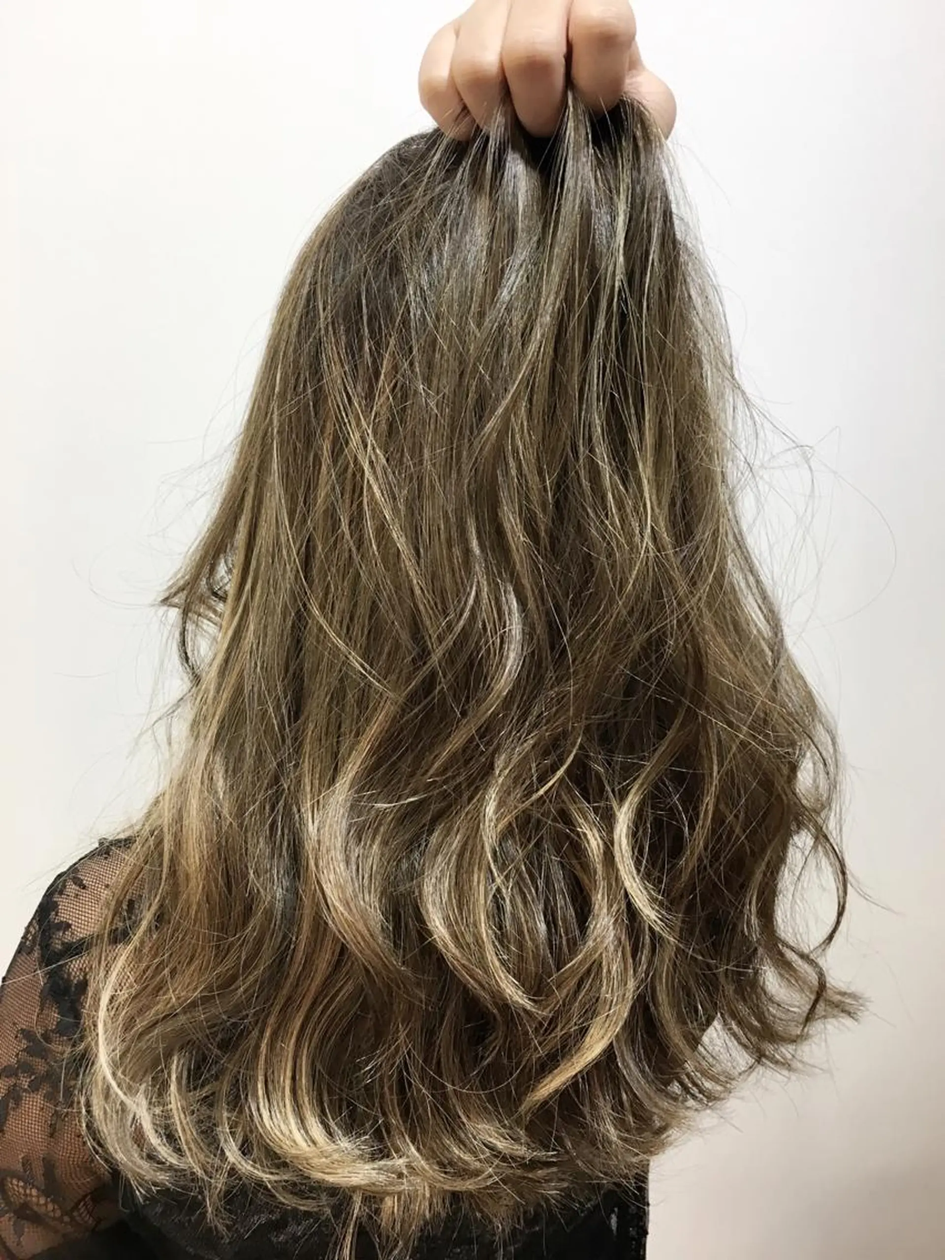 ロング カラー グレージュ ハイライトカラー ハイライト 海外風レイヤーカット 👑店長　平松　由のヘアスタイル