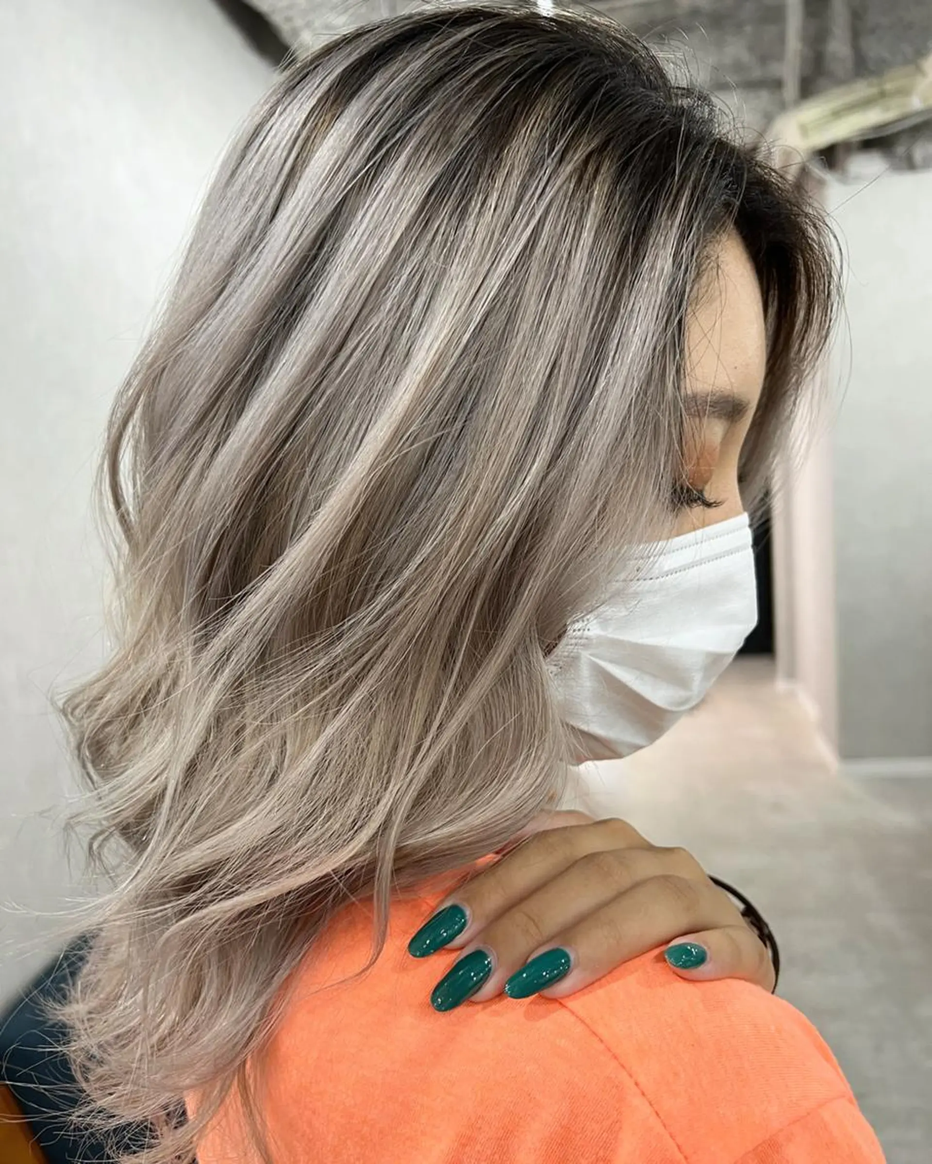 セミロング ヘアアレンジ カラー ハイトーン カラーのヘアスタイル