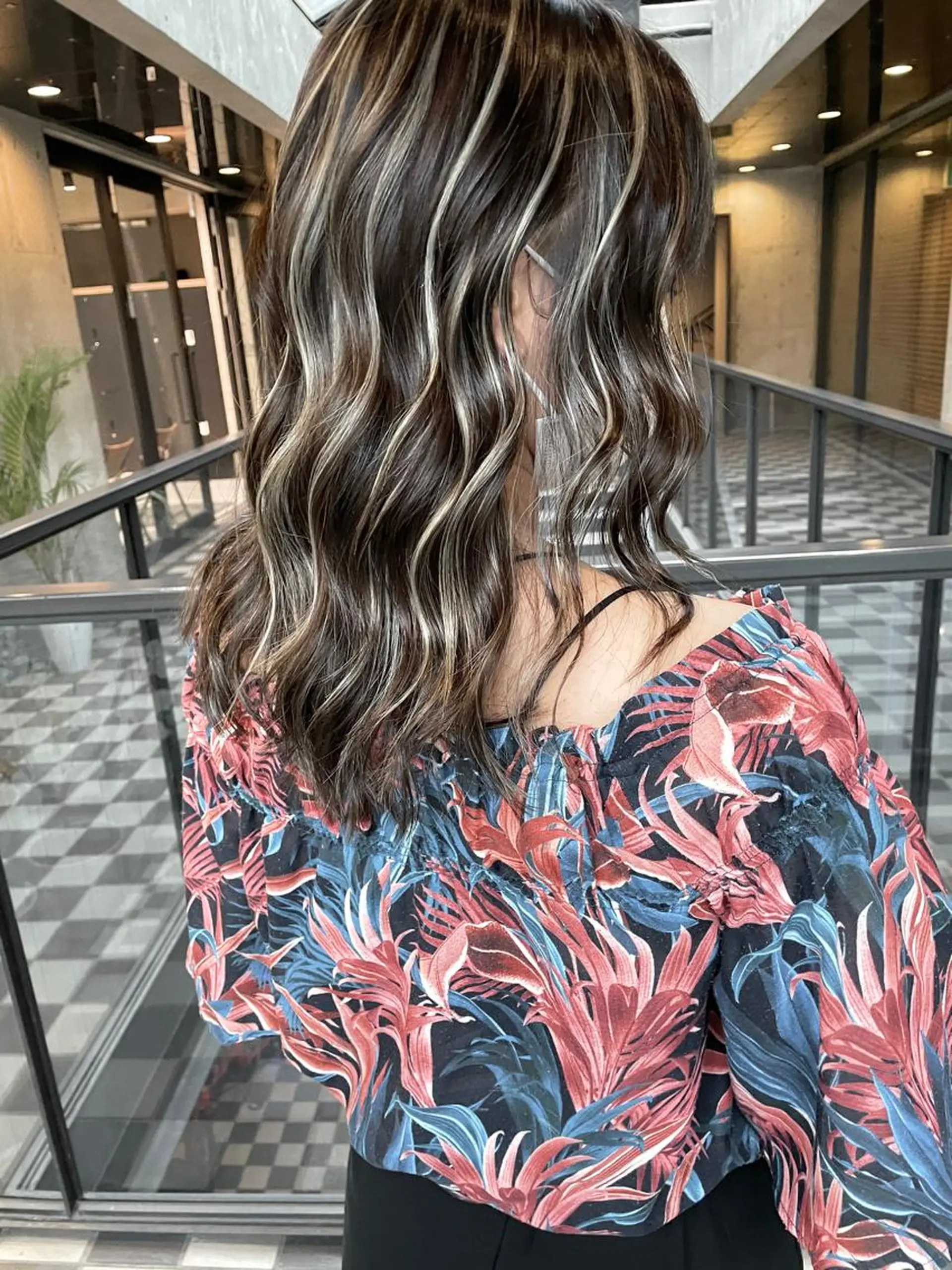 セミロング カラー グレージュ ハイライトカラー メッシュ ボブ 外国人風カラー SALOWIN  原宿ash所属・タナカ タクヤのヘアスタイル