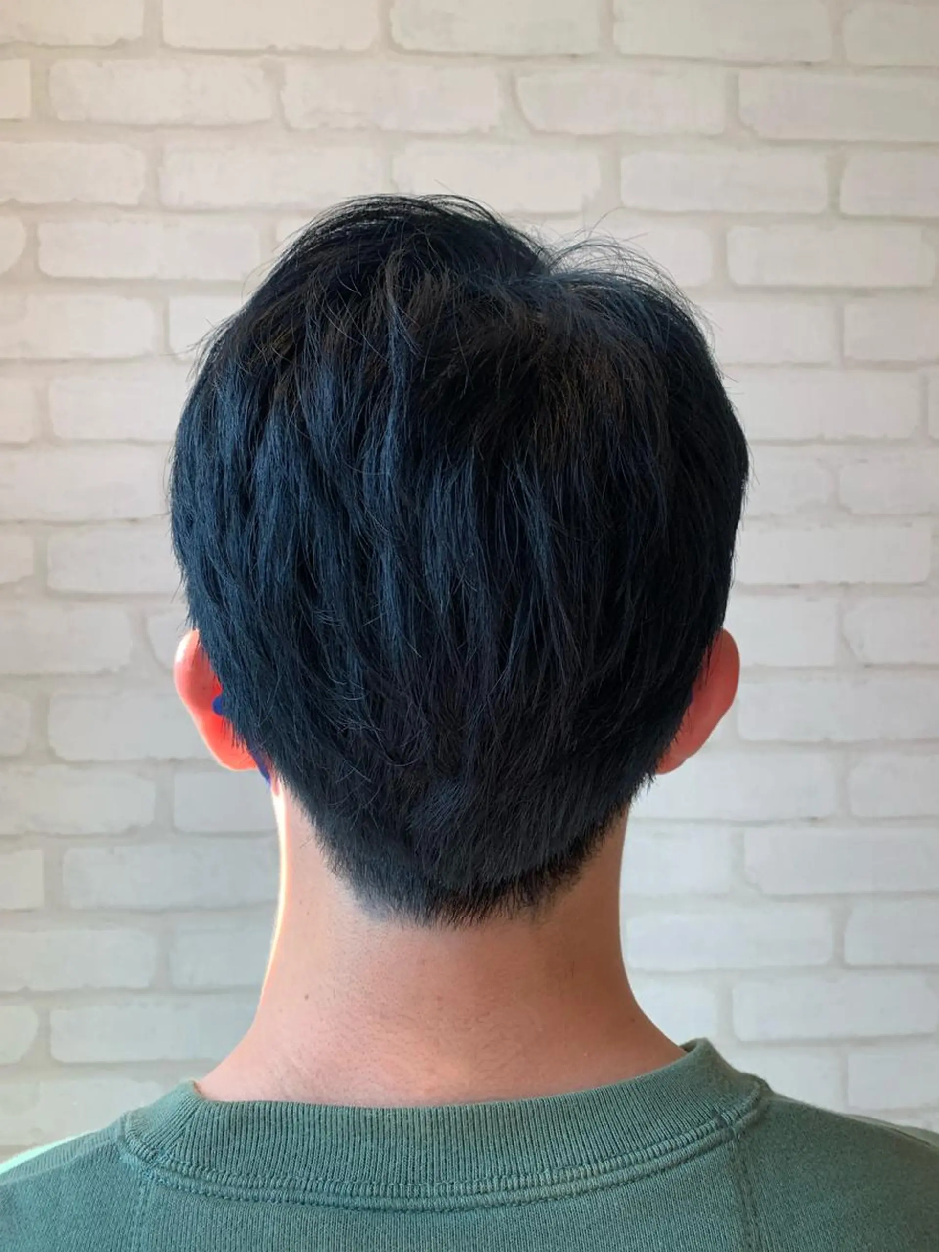 カラー メンズ メンズブリーチ 刈り上げ 黒髪 ブリーチ ブルーカラー oasis川越店所属・秋葉 万柚子のヘアスタイル