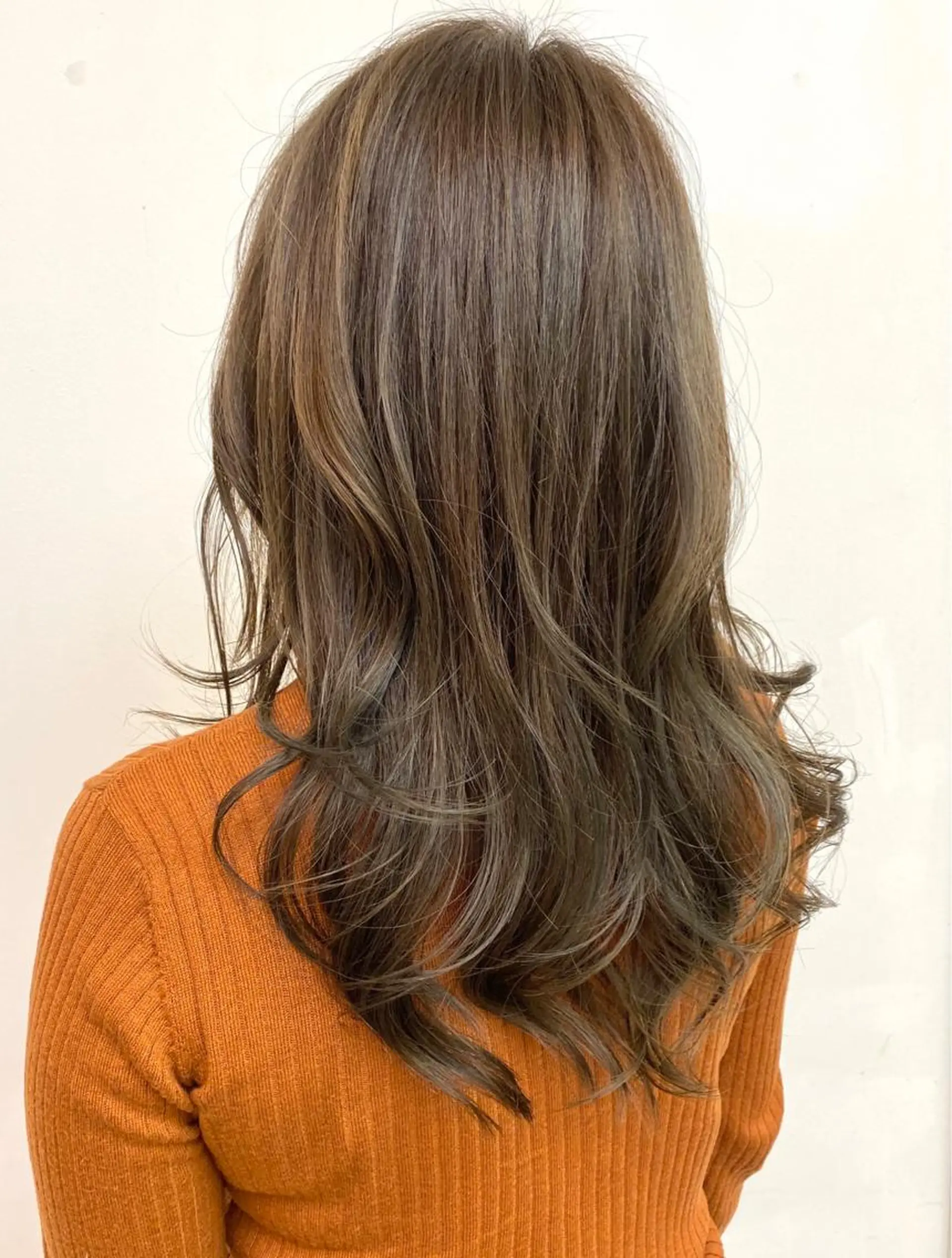 セミロング カラー アッシュ ベージュカラー ハイライトカラー ハイライト 🌕ホンブ ユウイチ【代表】🌕のヘアスタイル
