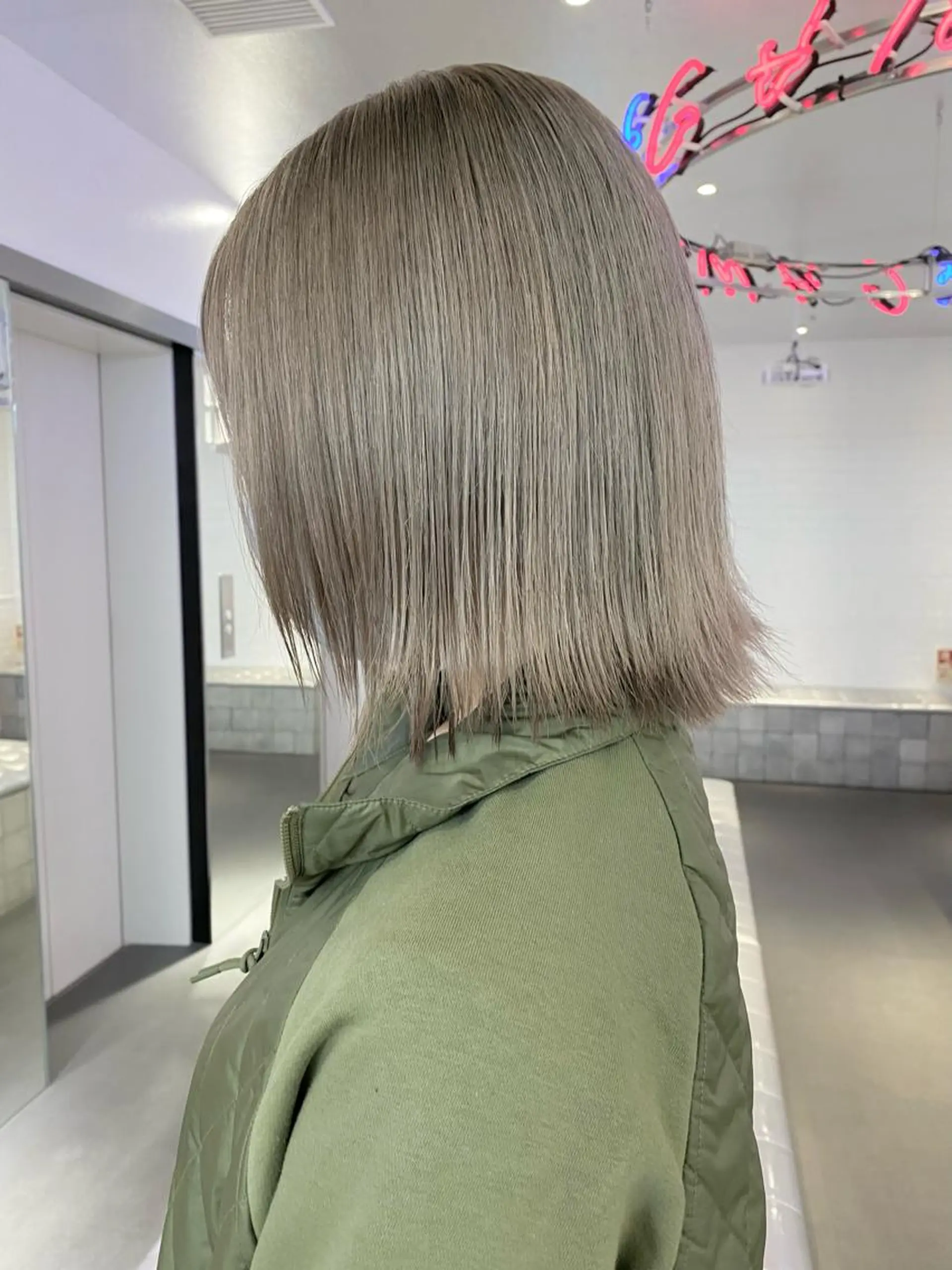 ミディアム カラー ヘアアレンジ ベージュカラー グレージュ ミルクティーグレージュ シルバー ホワイトベージュ ヘアカラー トリートメント 🎨ハイトーン/ 切りっぱなし みつきのヘアスタイル