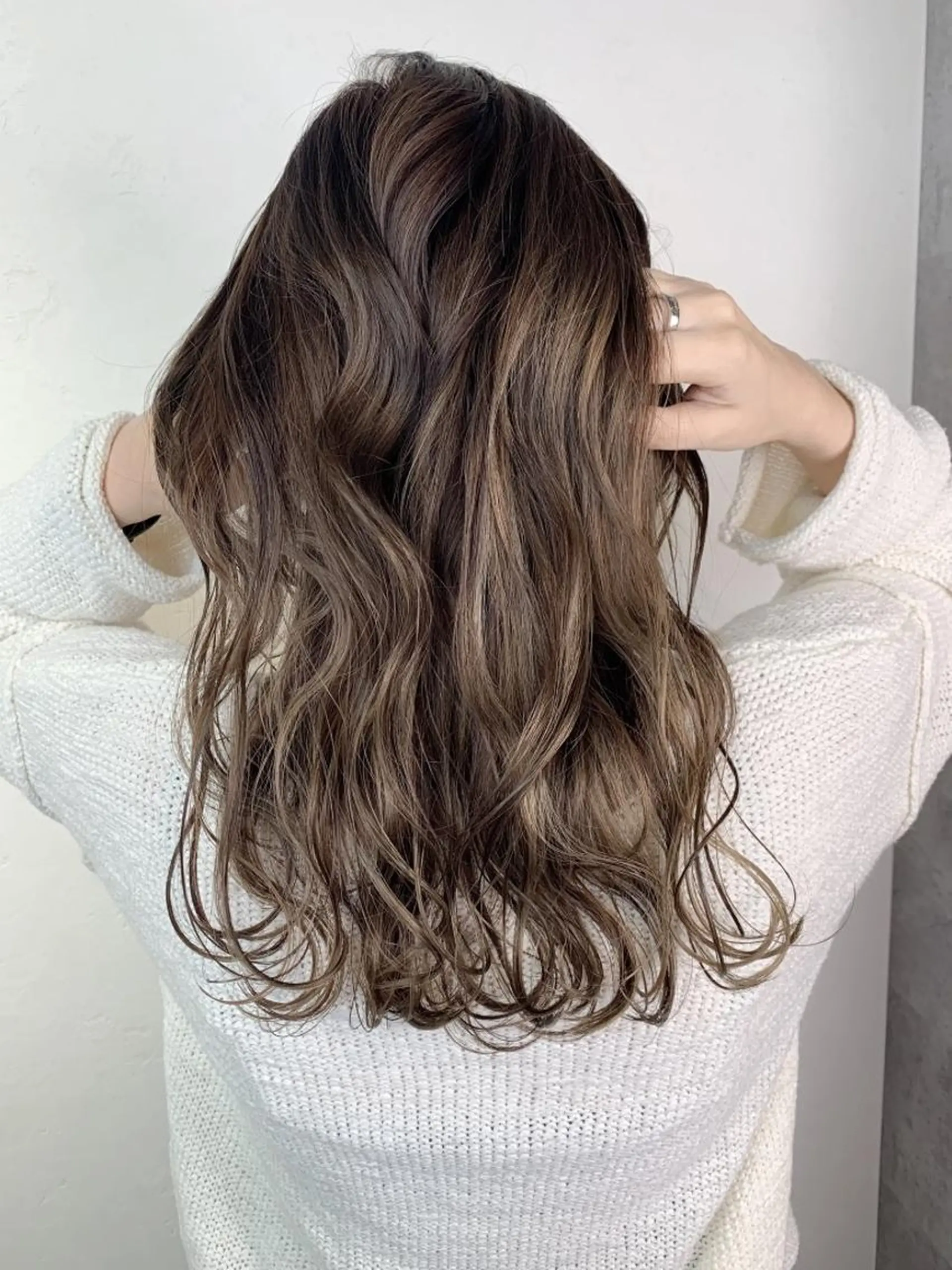 セミロング ボブ 斜めバング 外国人風カラー 伸ばしかけ ハイライト ＿WHITE鳳店 アンダーバーホワイトのヘアスタイル