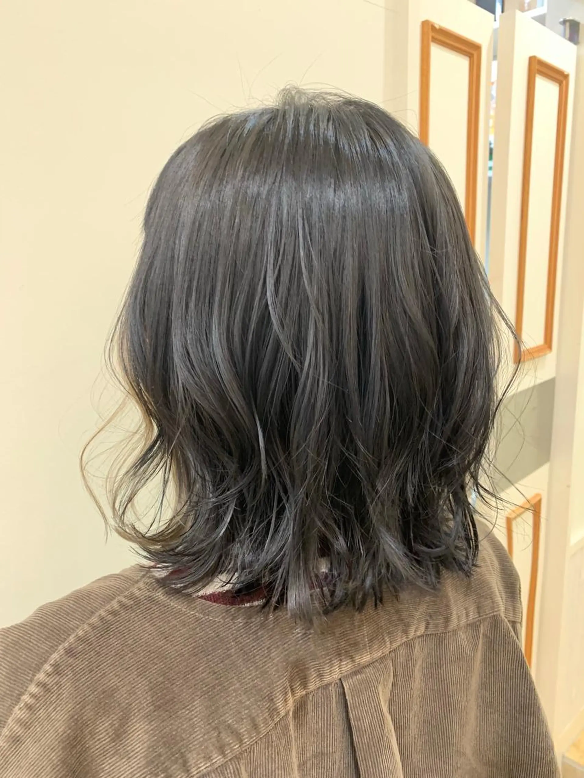 ミディアム カラー アッシュ ベージュカラー ブリーチ グレージュ ハイライトカラー ぱつっとボブ/ 小野あかねのヘアスタイル