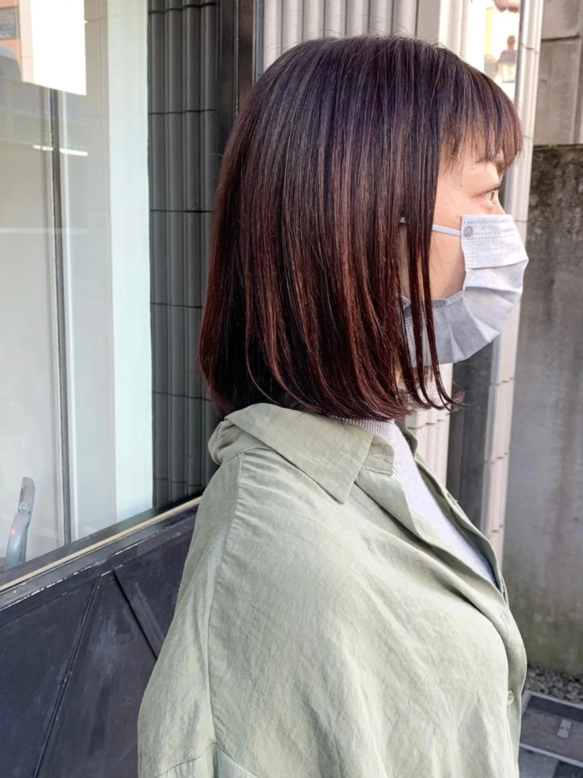 ミディアム カット ヘアカラー SAKINO． ベージュカラーのヘアスタイル