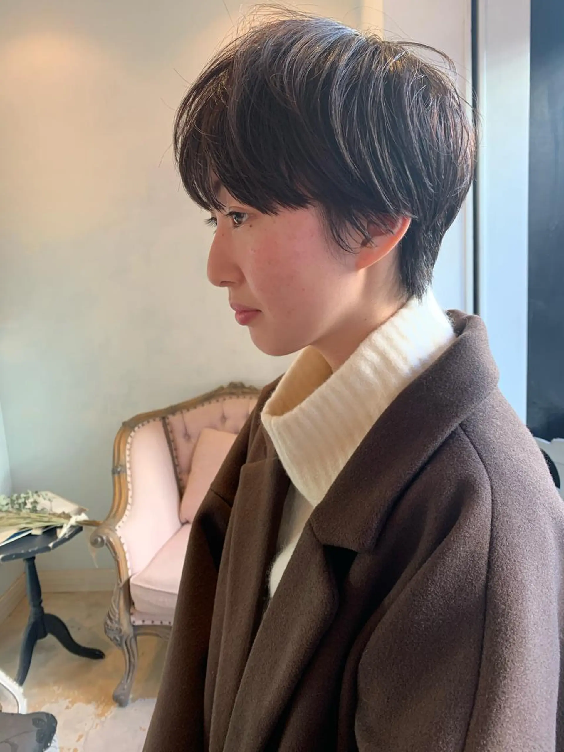 ショート SAKINO． ベージュカラーのヘアスタイル