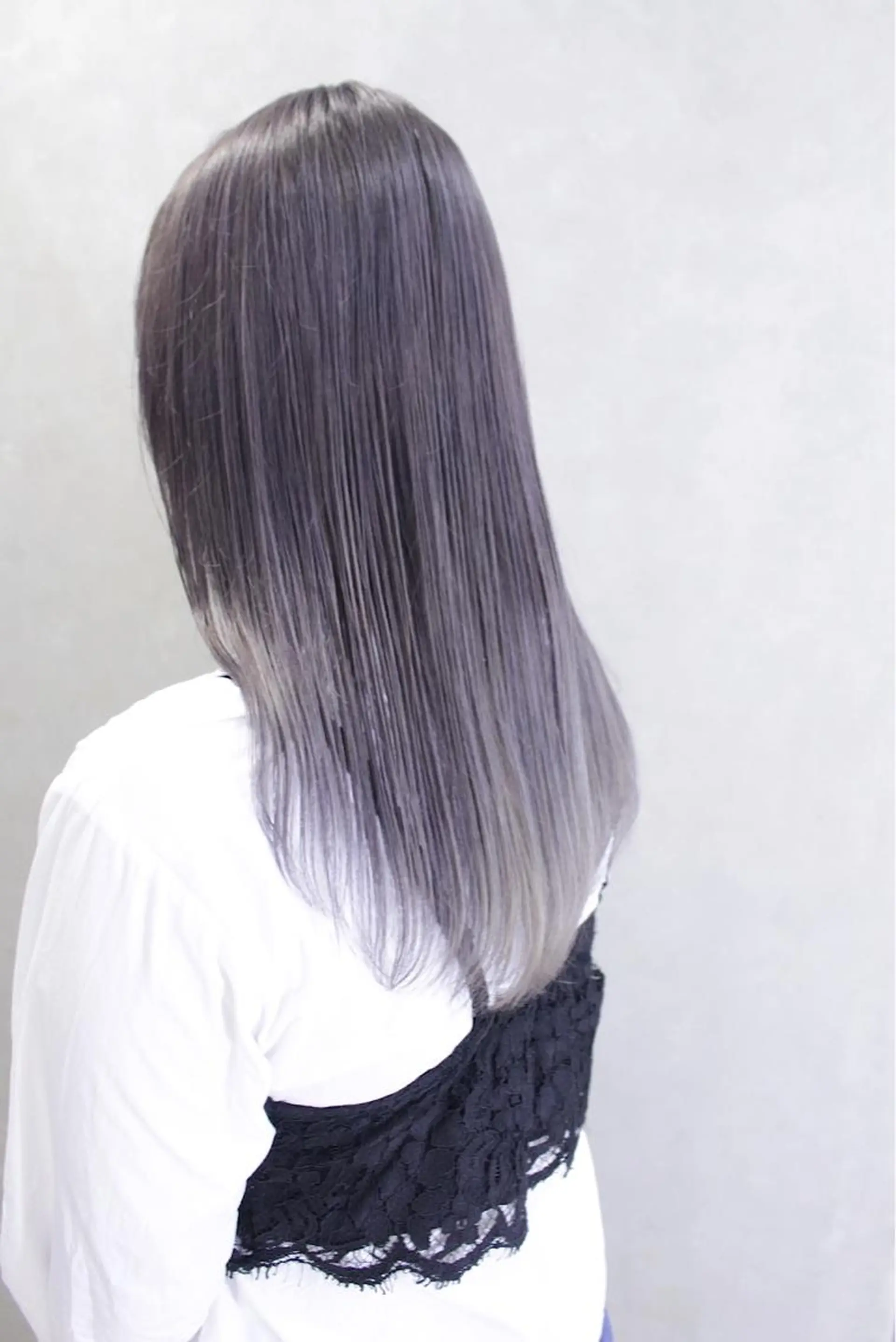 セミロング カラー ヘアアレンジ シルバー lani ブリーチ /ダブルカラーのヘアスタイル