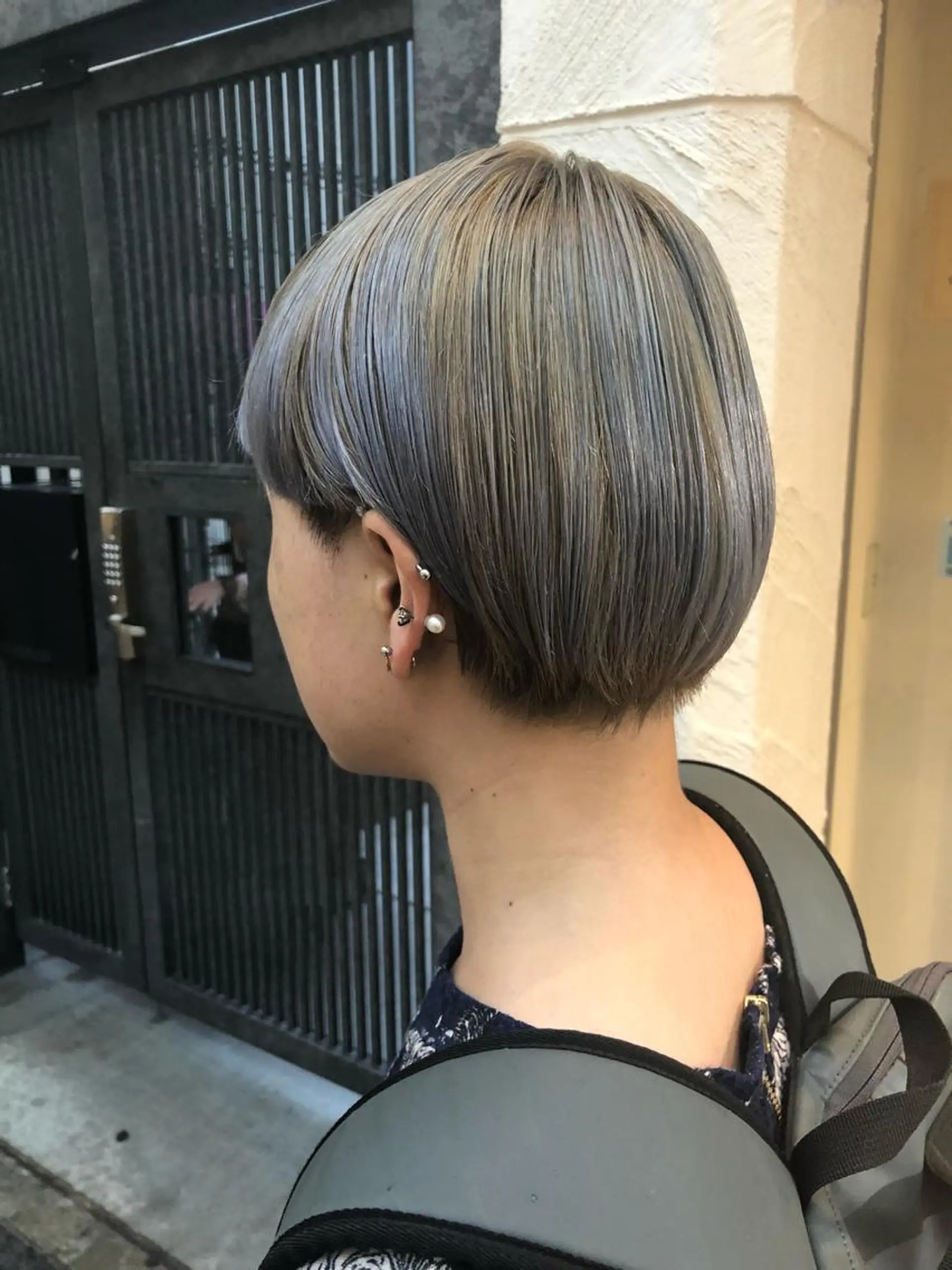 ショート カラー ウルフカット／吉村 桃子のヘアスタイル