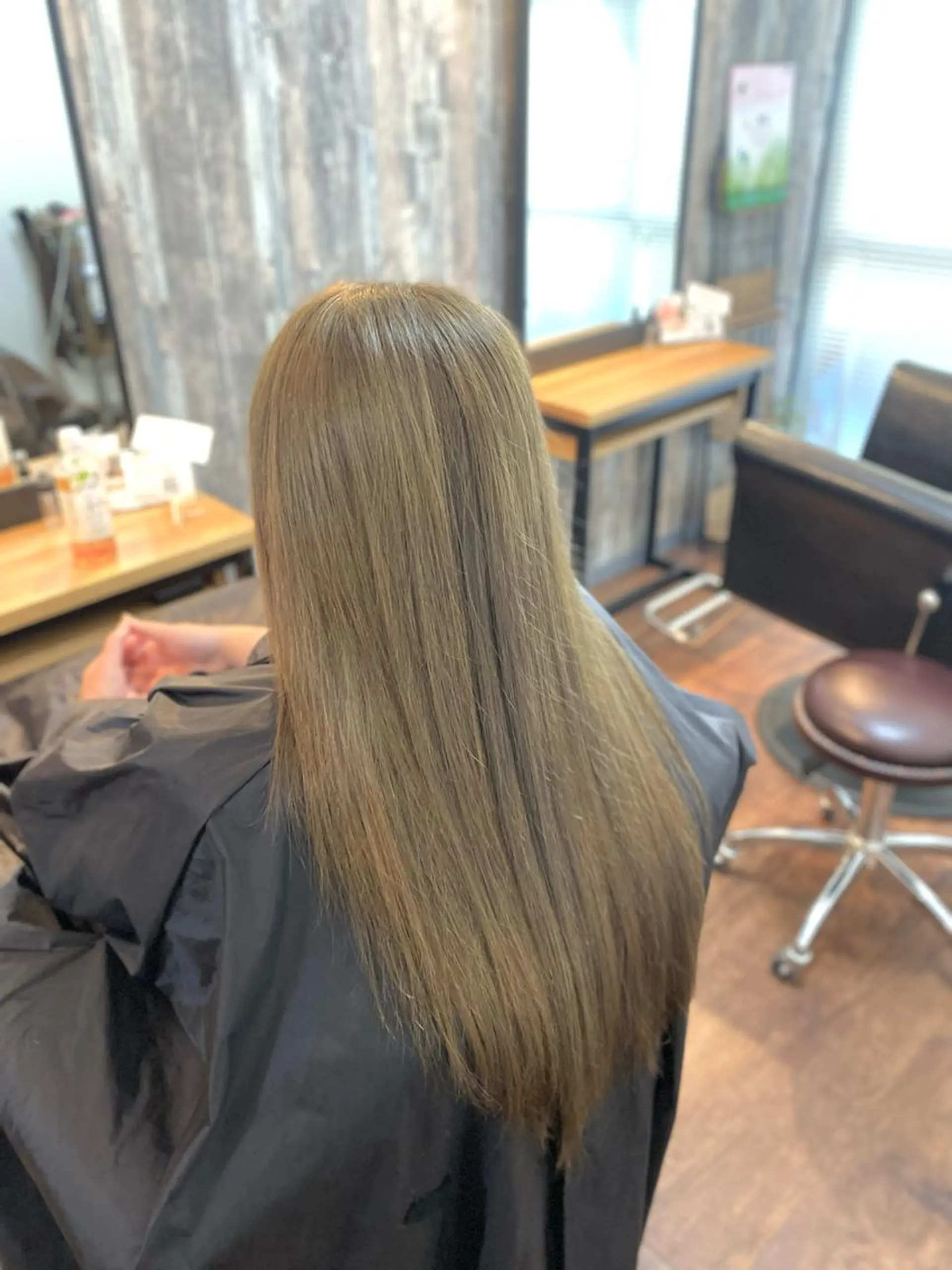 ロング カラー ベージュカラー ミルクティーベージュ カット ヘアカラー トリートメント Luzir⭐︎ GEN⭐︎のヘアスタイル