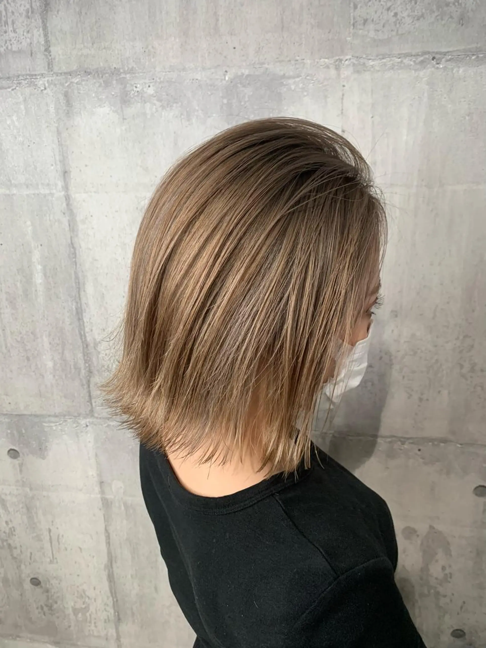 ミディアム カラー 切りっぱなしボブ ベージュカラー ミルクティーベージュ ボブ mimiiy梅田 中崎町ハイトーンのヘアスタイル