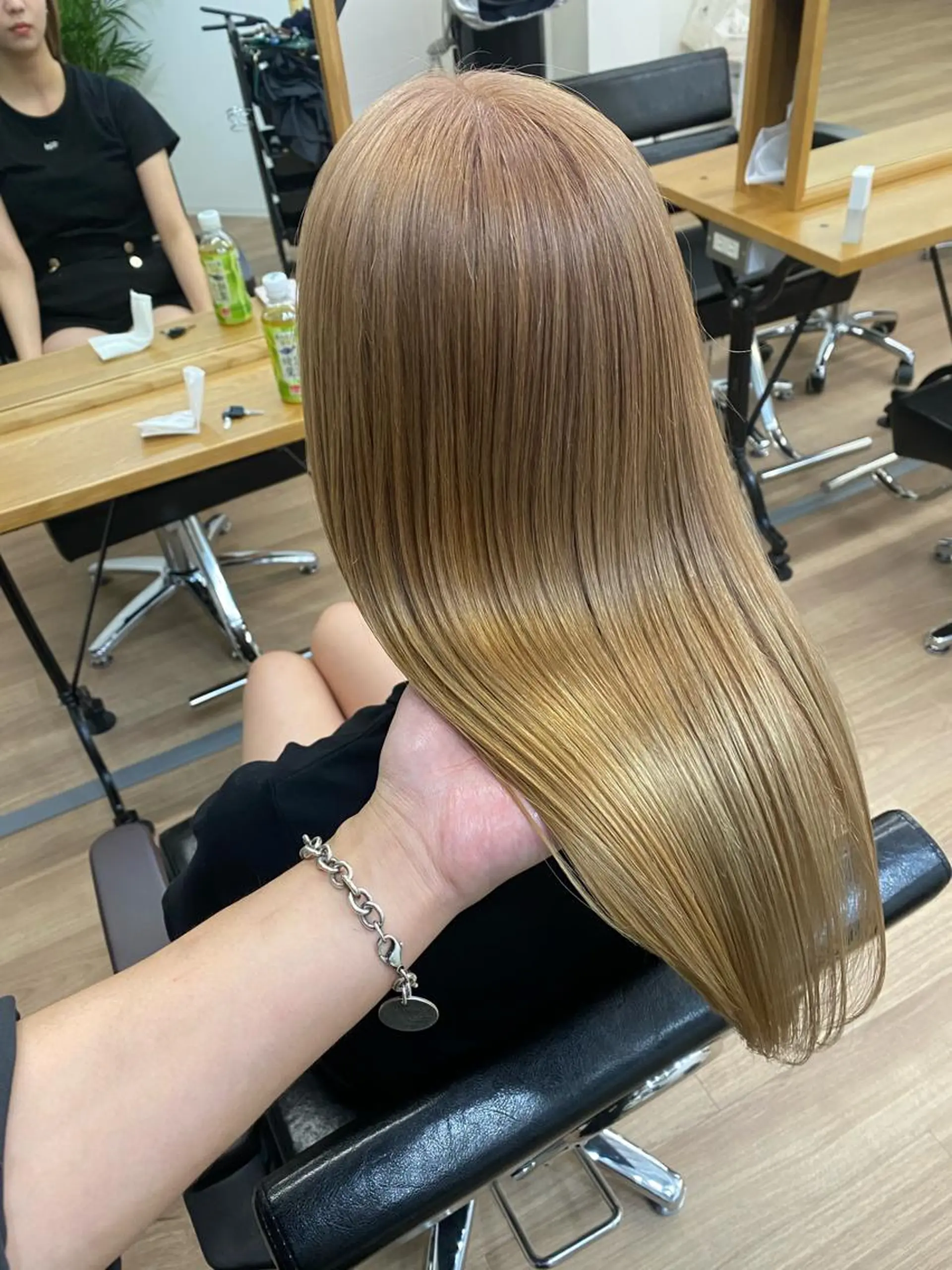 ロング カラー アッシュ アッシュブラウン バレイヤージュ ベージュカラー 黒髪 カット ヘアカラー トリートメント 韓国風×透明感カラー 髪質改善オタベシンヤのヘアスタイル