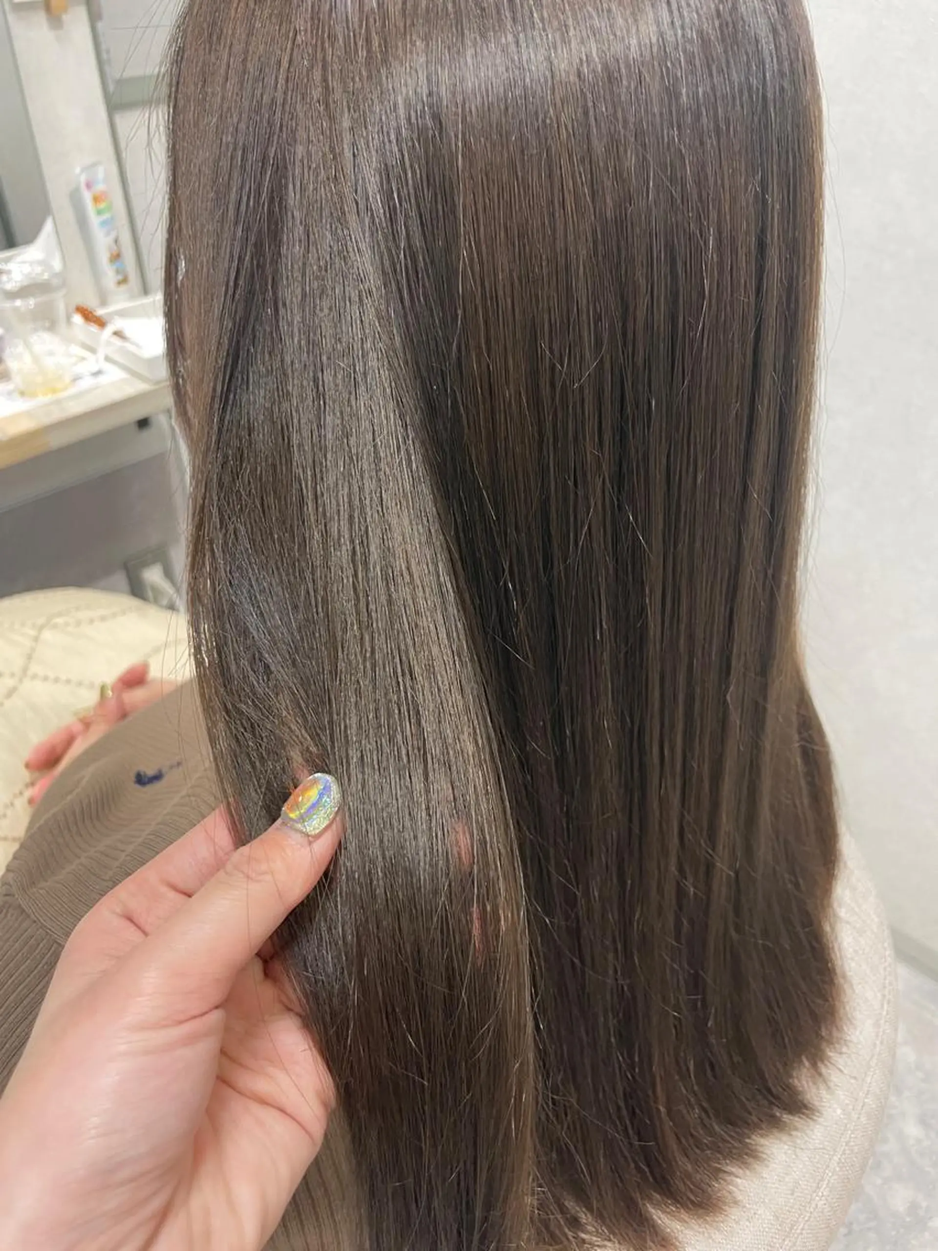 カラー グレージュ オリーブグレージュ オリーブグレー Mana/似合わせ レイヤー/ウルフのヘアスタイル